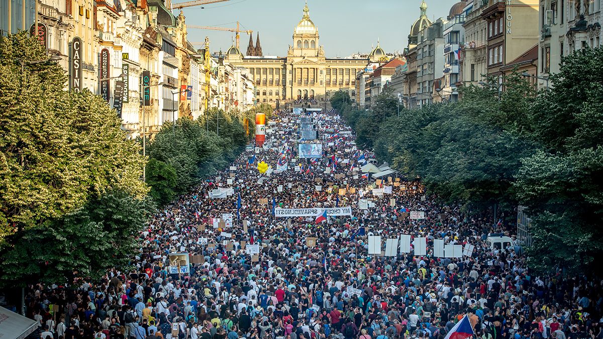 Harminc éve nem látott tömeg tüntetett a cseh kormányfő ellen, de szövetségesei megmenthetik