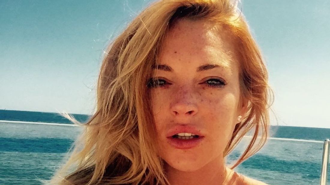 Lindsay Lohan tök meztelen fotóval lepte meg gyanútlan követőit
