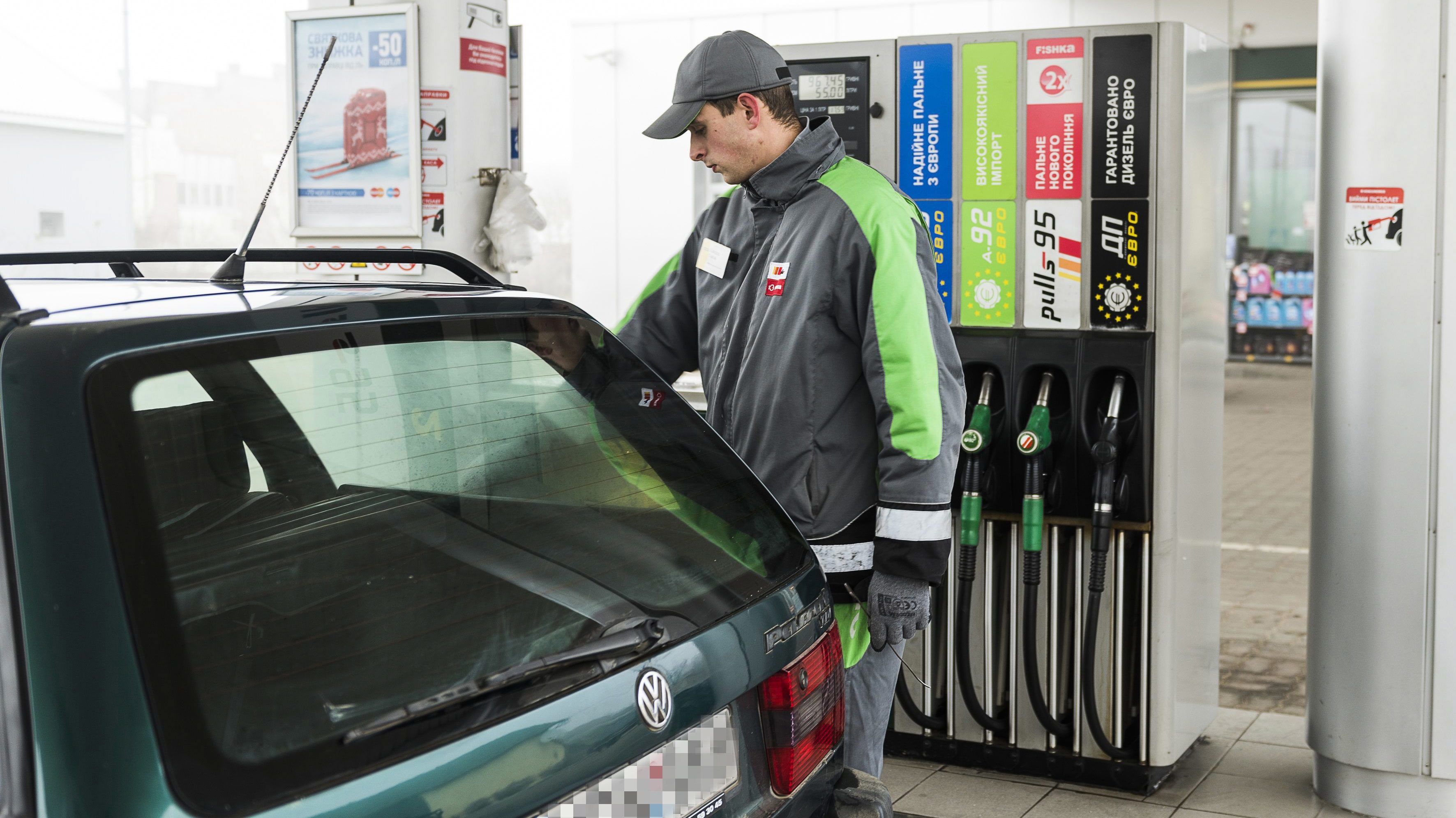 Négyszáz forint alá zuhant az üzemanyagok ára