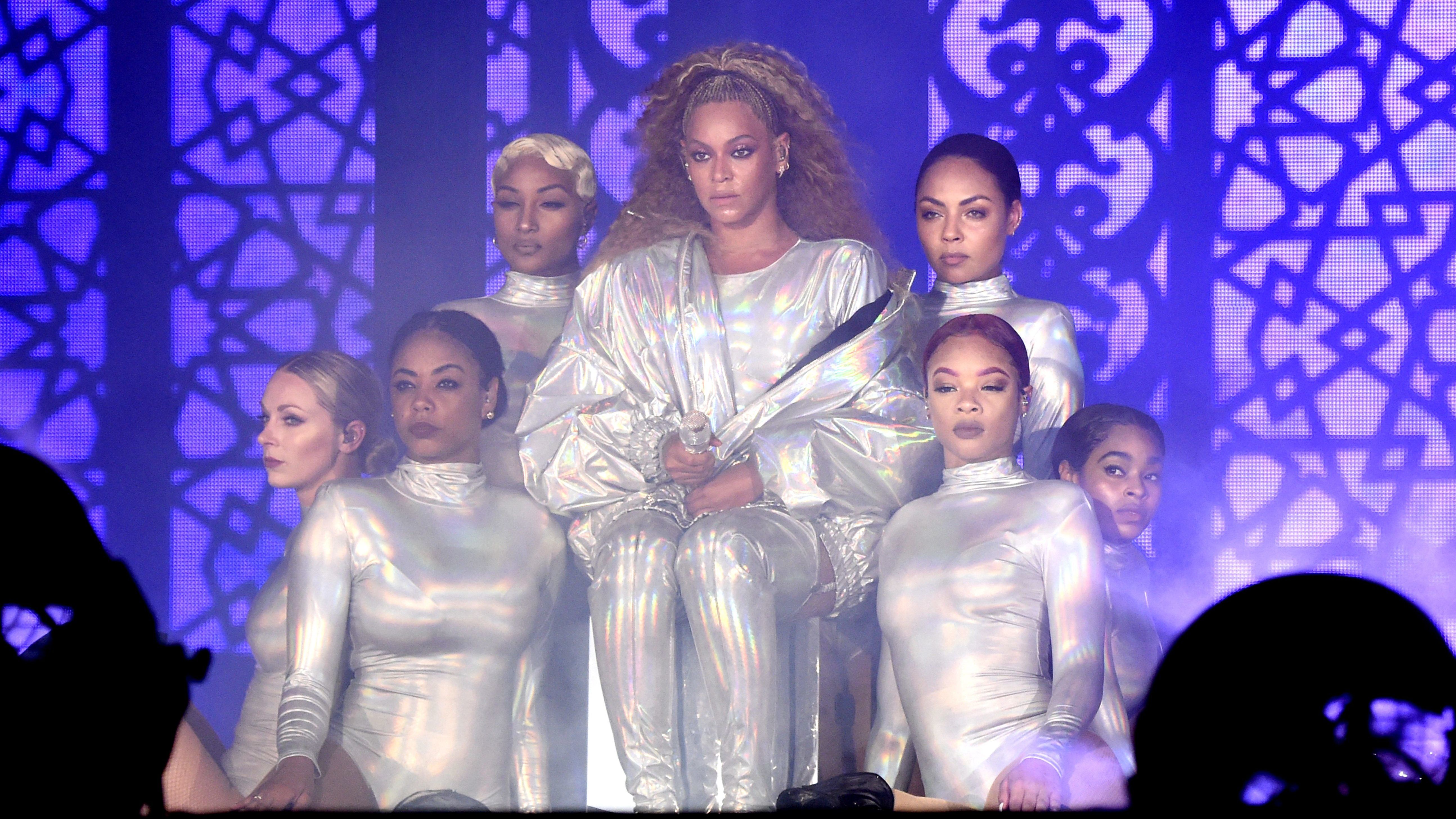 Beyoncé magára vett egy hatalmas függönyt az AFI-gálára