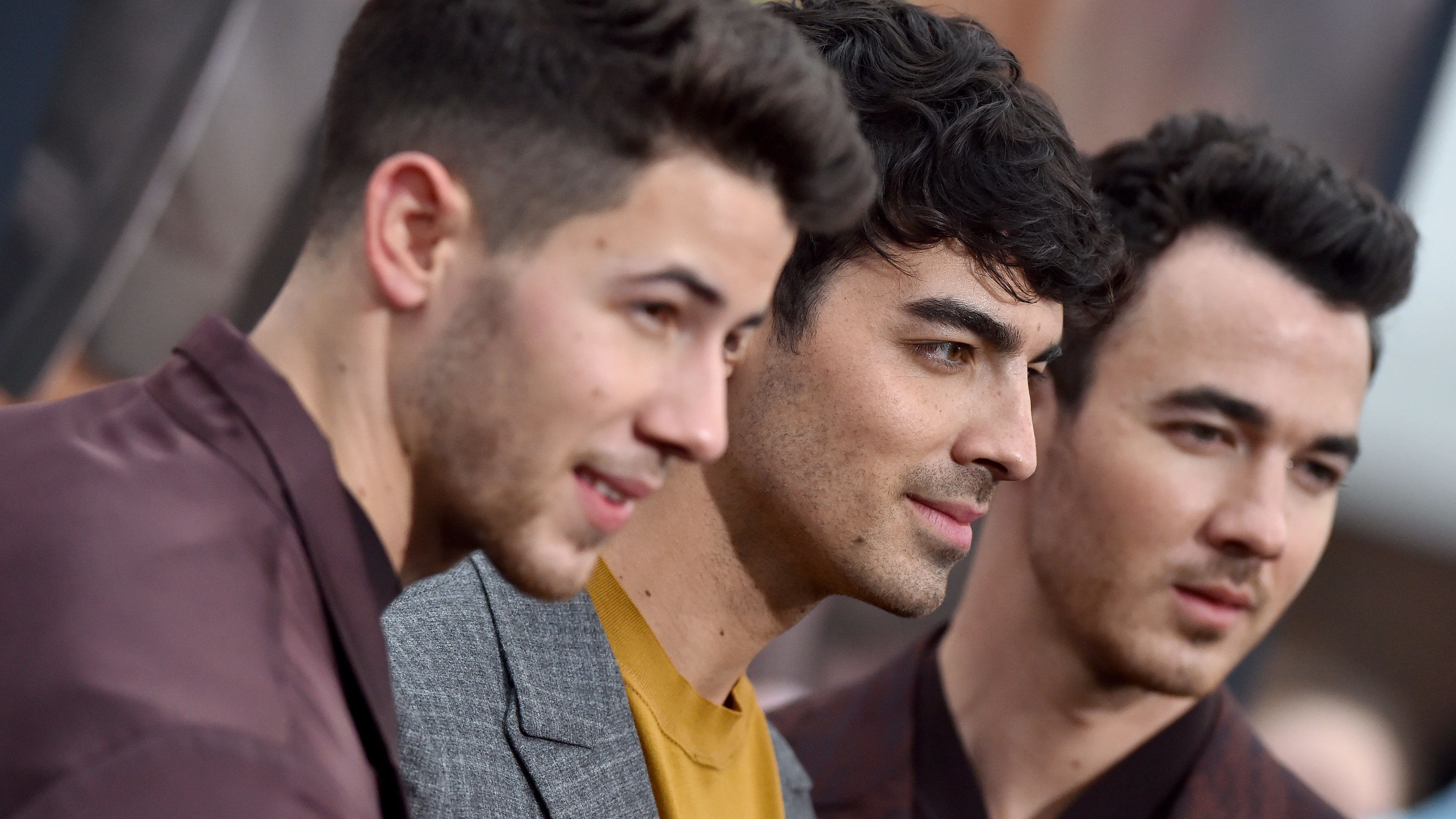 A Jonas Brothers doku a zenéjüket nem feltétlenül, a tagokat viszont megszeretteti