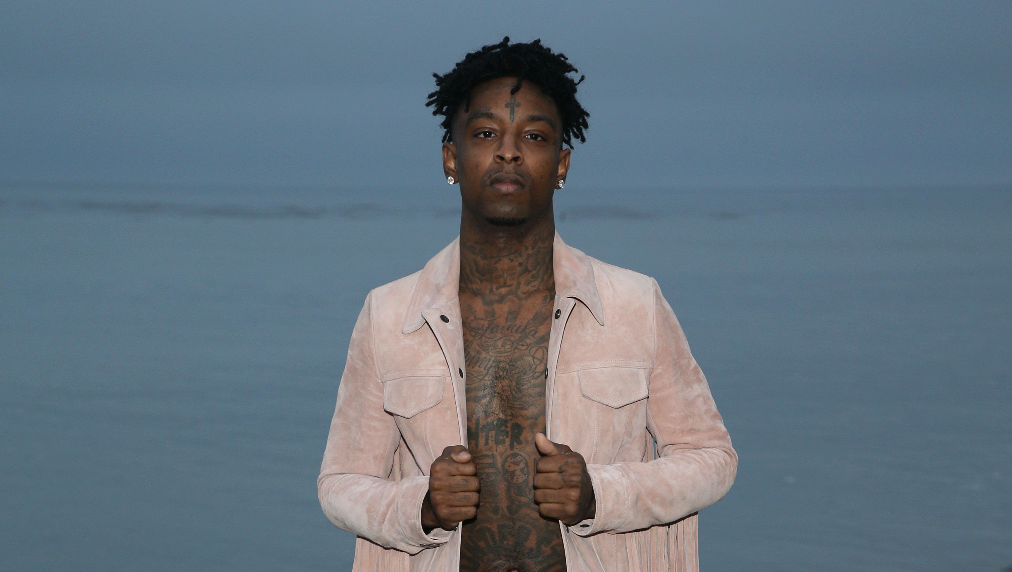 21 Savage annyira nem aggódik deportálásán, hogy a Saint Laurent-nál félmeztelenkedik