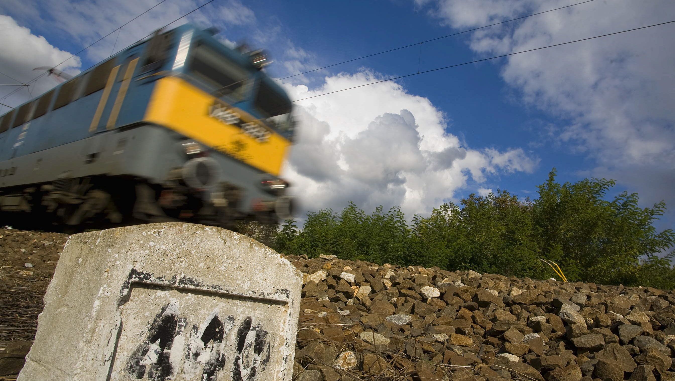 Egy éve ilyenkor: A semmi közepén, Füzesabony előtt hagyta el az InterCityt a mozdonyvezető, mert lejárt a munkaideje