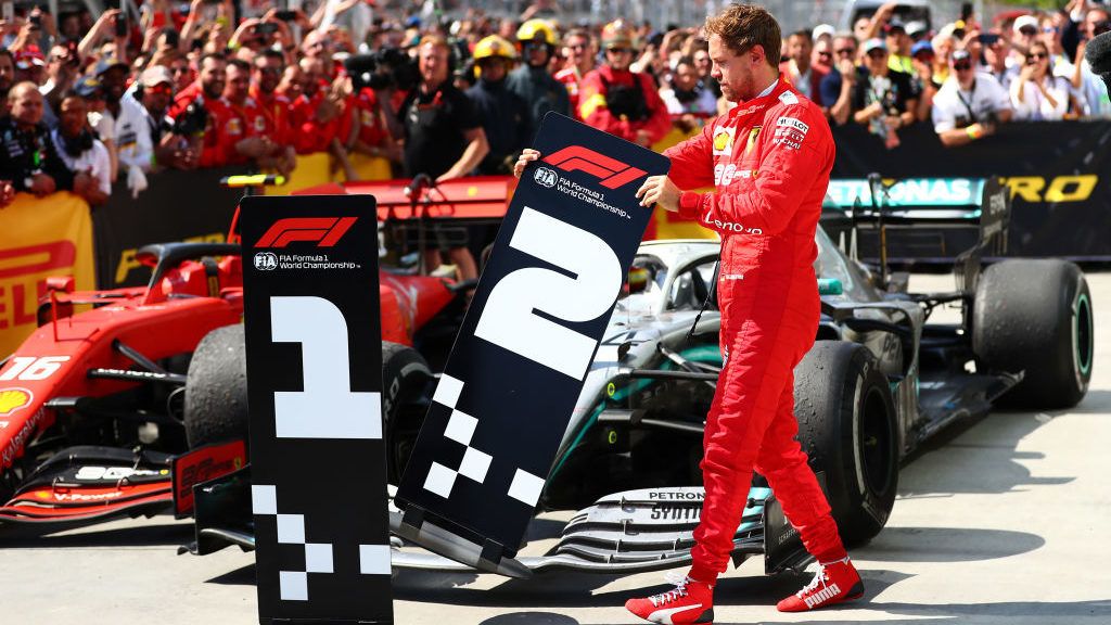 Sebastian Vettel kicserélte a helyezéseket jelző táblákat a futam után