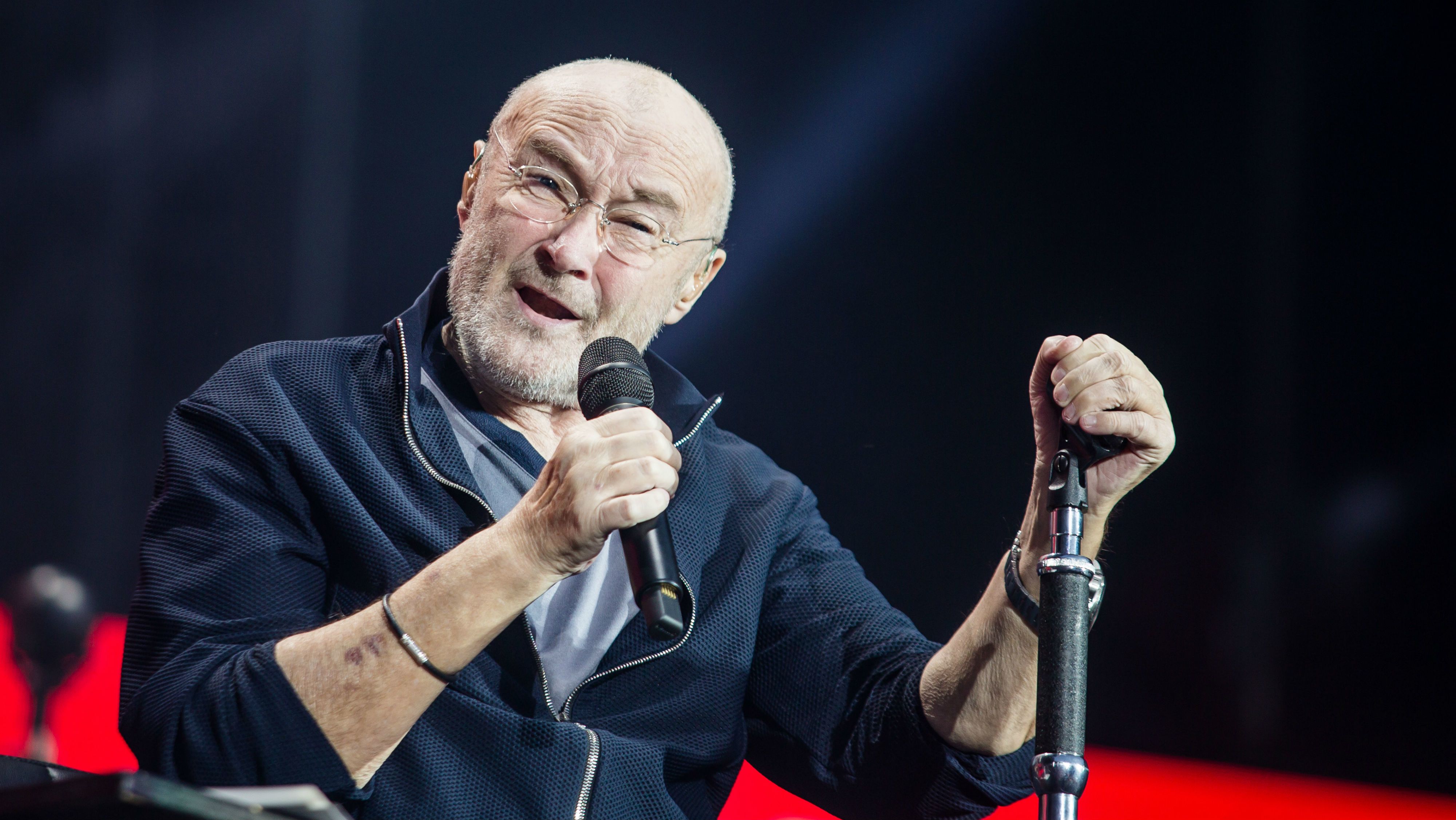 Phil Collins egyre nehezebben bírja a koncertezést