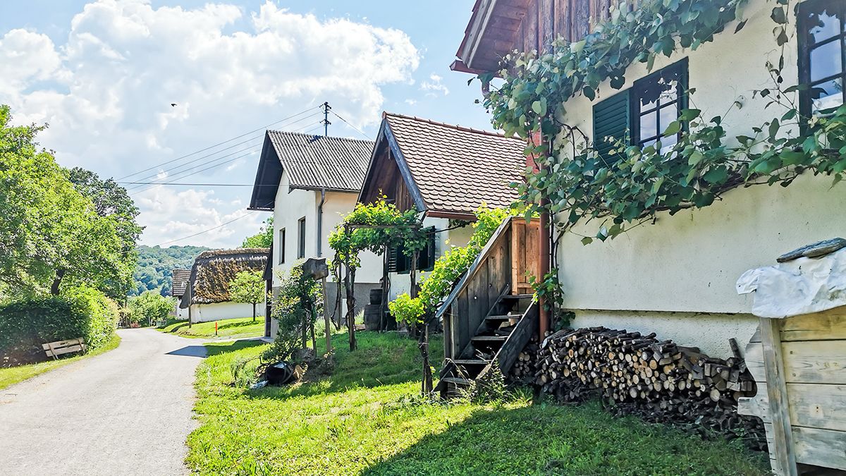 Ebben a faluban több száz éves pincékből árulják a borokat