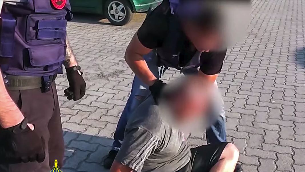 Bilincsben vitték el a rendőrök a Bajcsy-Zsilinszky úton őrjöngő szlovák kamionsofőrt