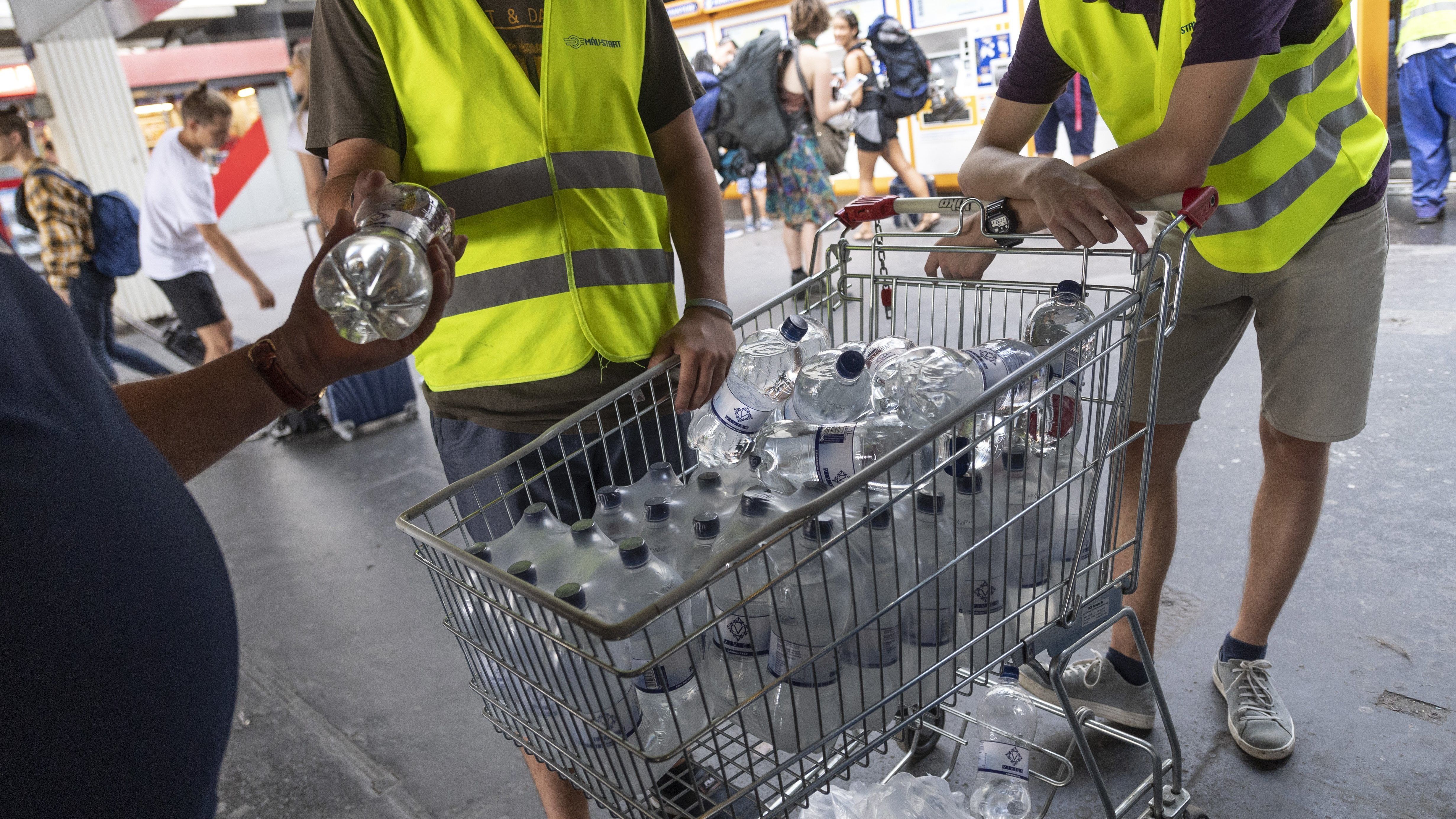 A hőség miatt szerdától vízosztás lesz több pályaudvaron