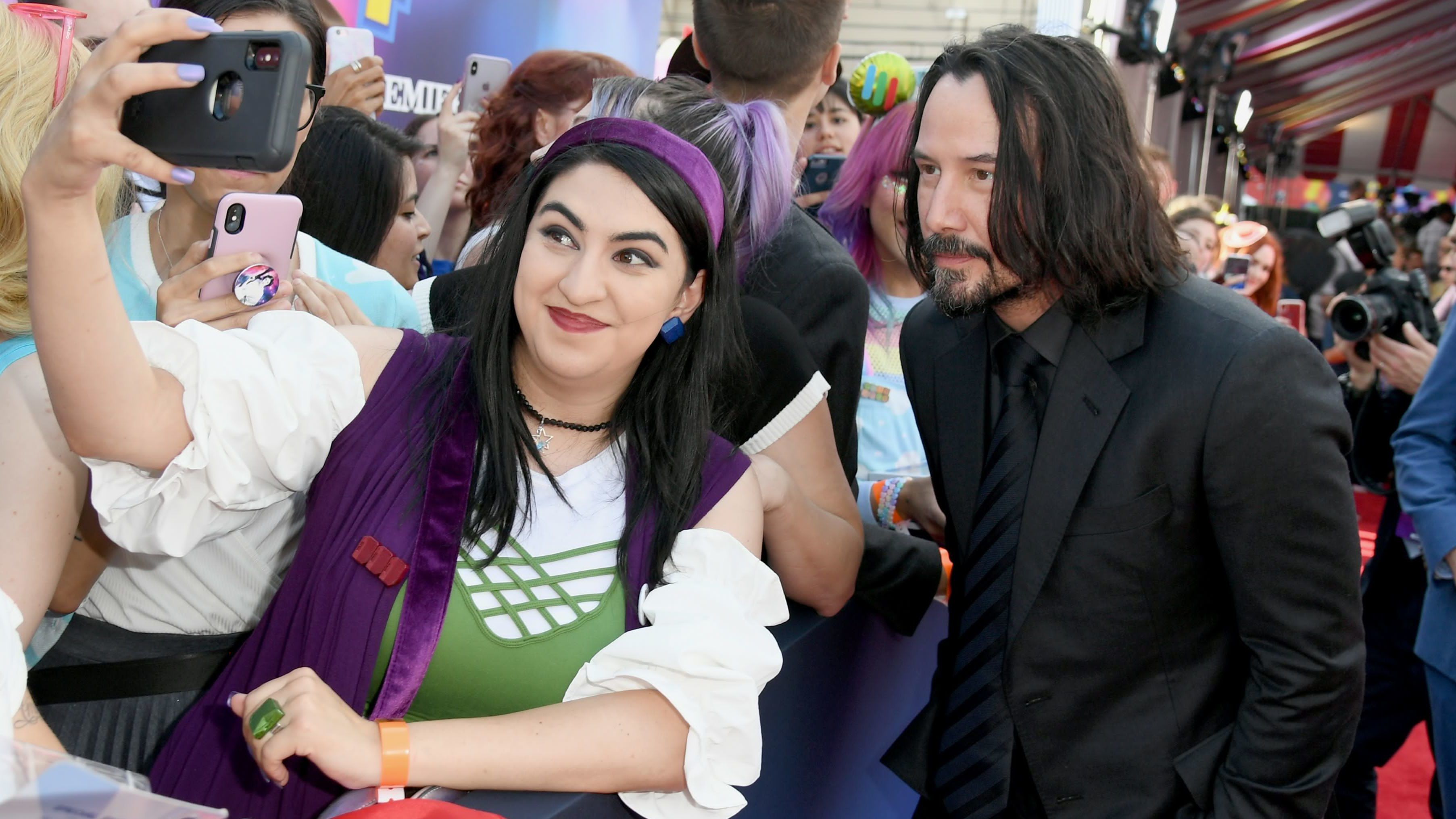 Észrevetted, hogy Keanu Reeves meg sem érinti a nőket a közös fotókon?