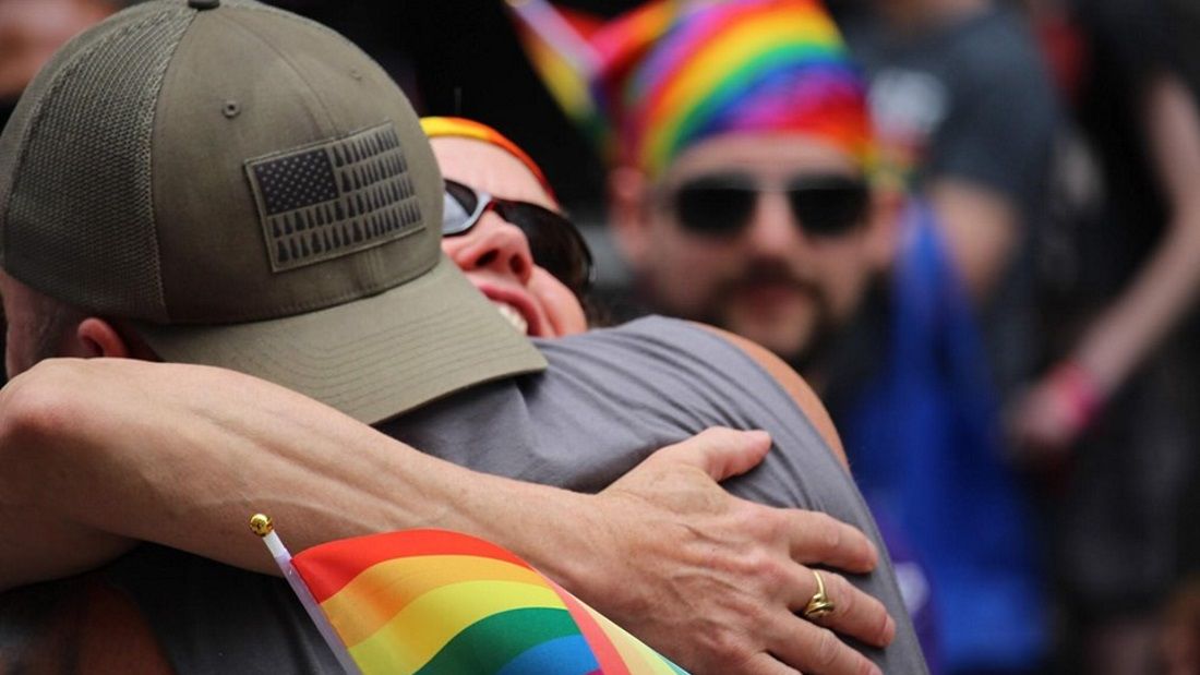 Vadidegenek zokogtak a „pótszülők” vállán a Pride-on