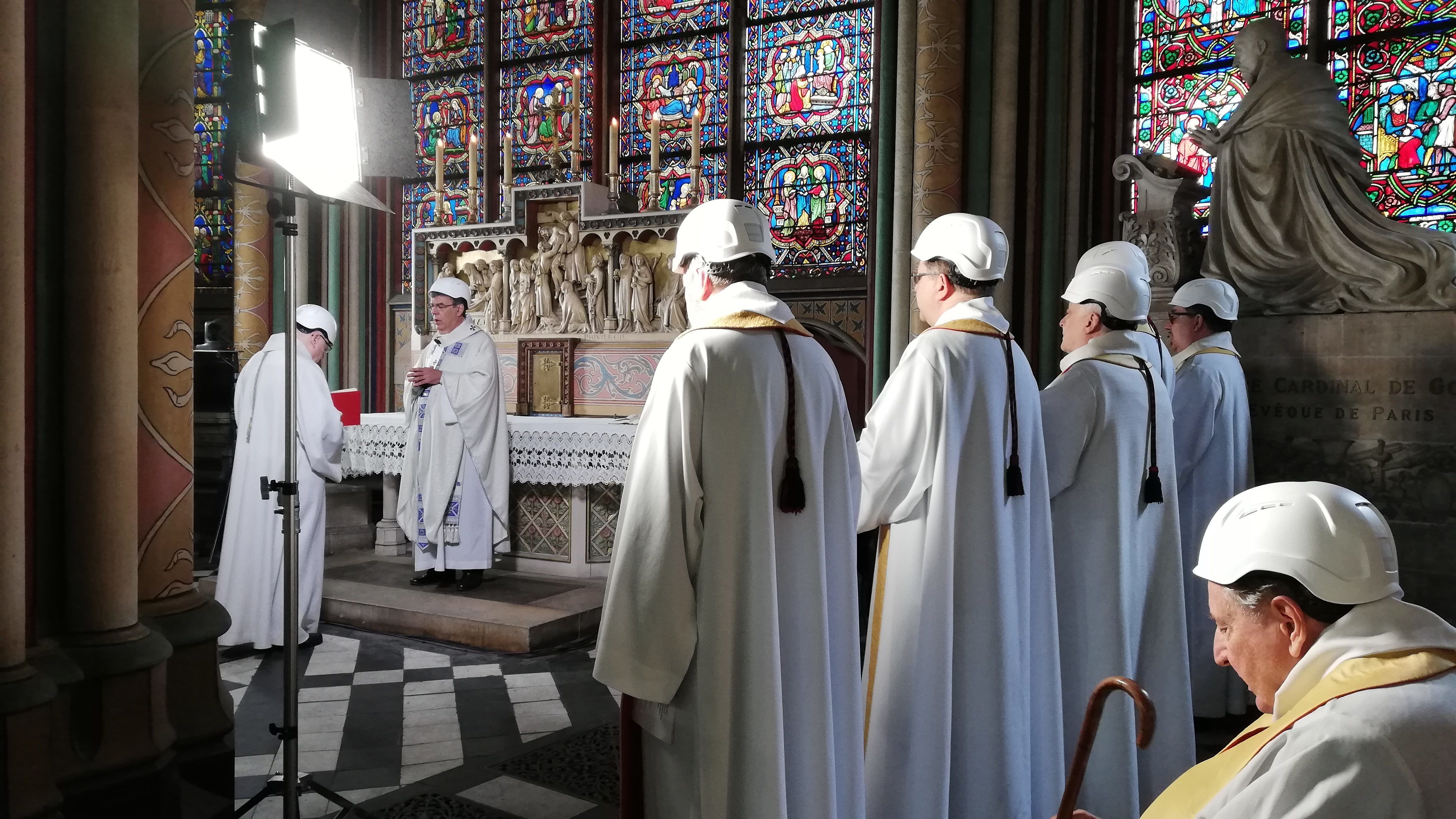 Munkavédelmi sisakban miséztek a Notre-Dame-ban – videó