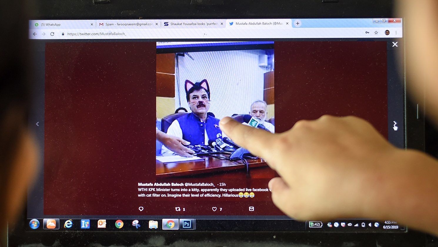 Macskás filterrel az arcán tolta az élő közvetítést a Facebookon egy pakisztáni miniszter