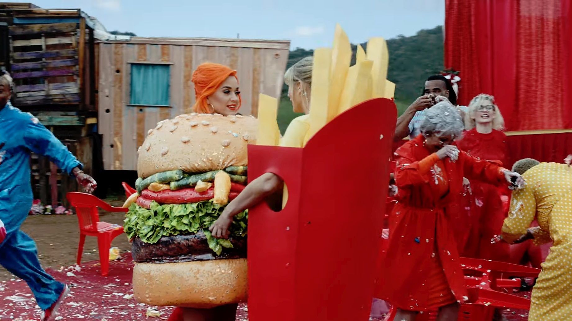 Taylor Swift kibékült Katy Perry-vel, aki szerepel is új, celebekkel teli videójában