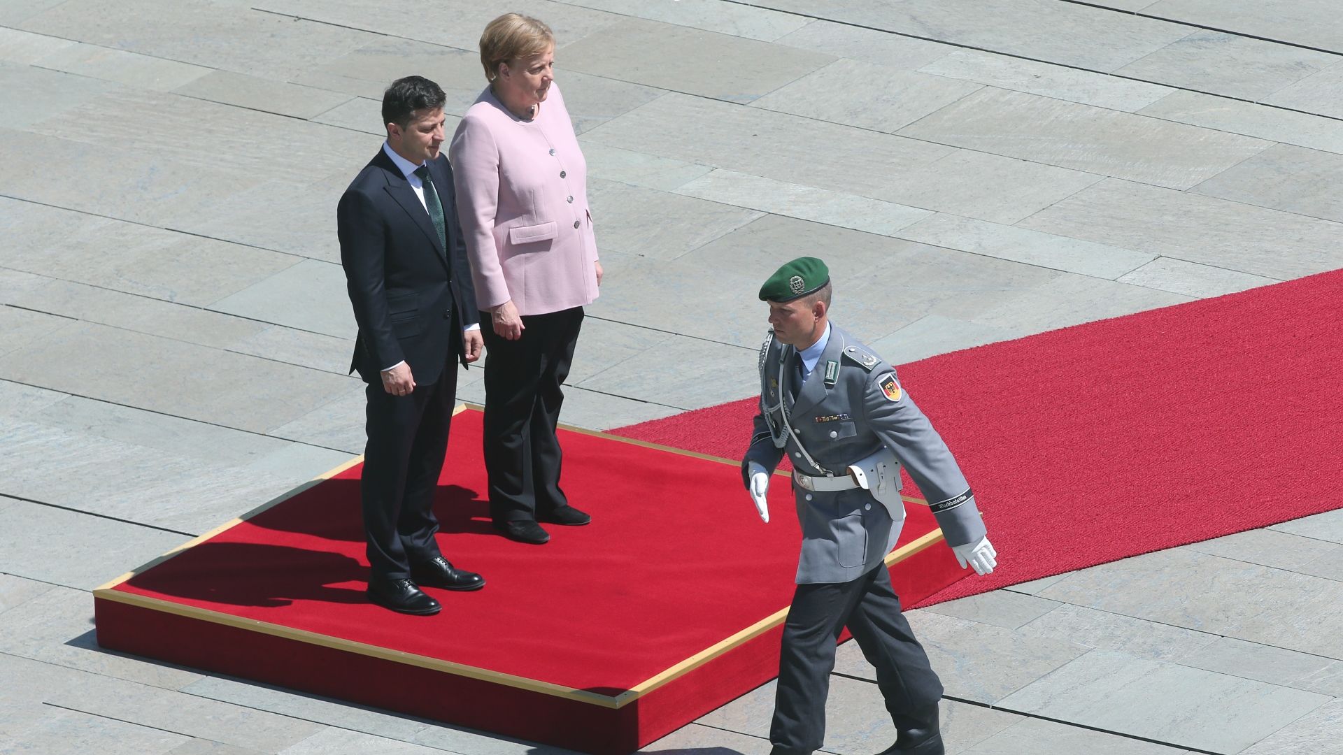 Merkel rosszul lett a tűző napon, amikor Zelenszkijt fogadta