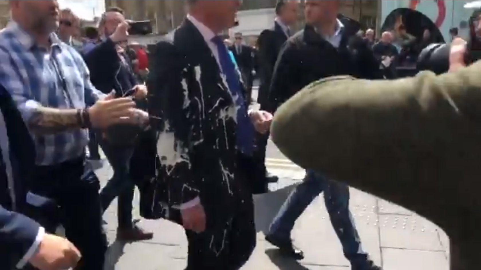 Kártérítést fizet Farage-nak a tejturmixos támadó