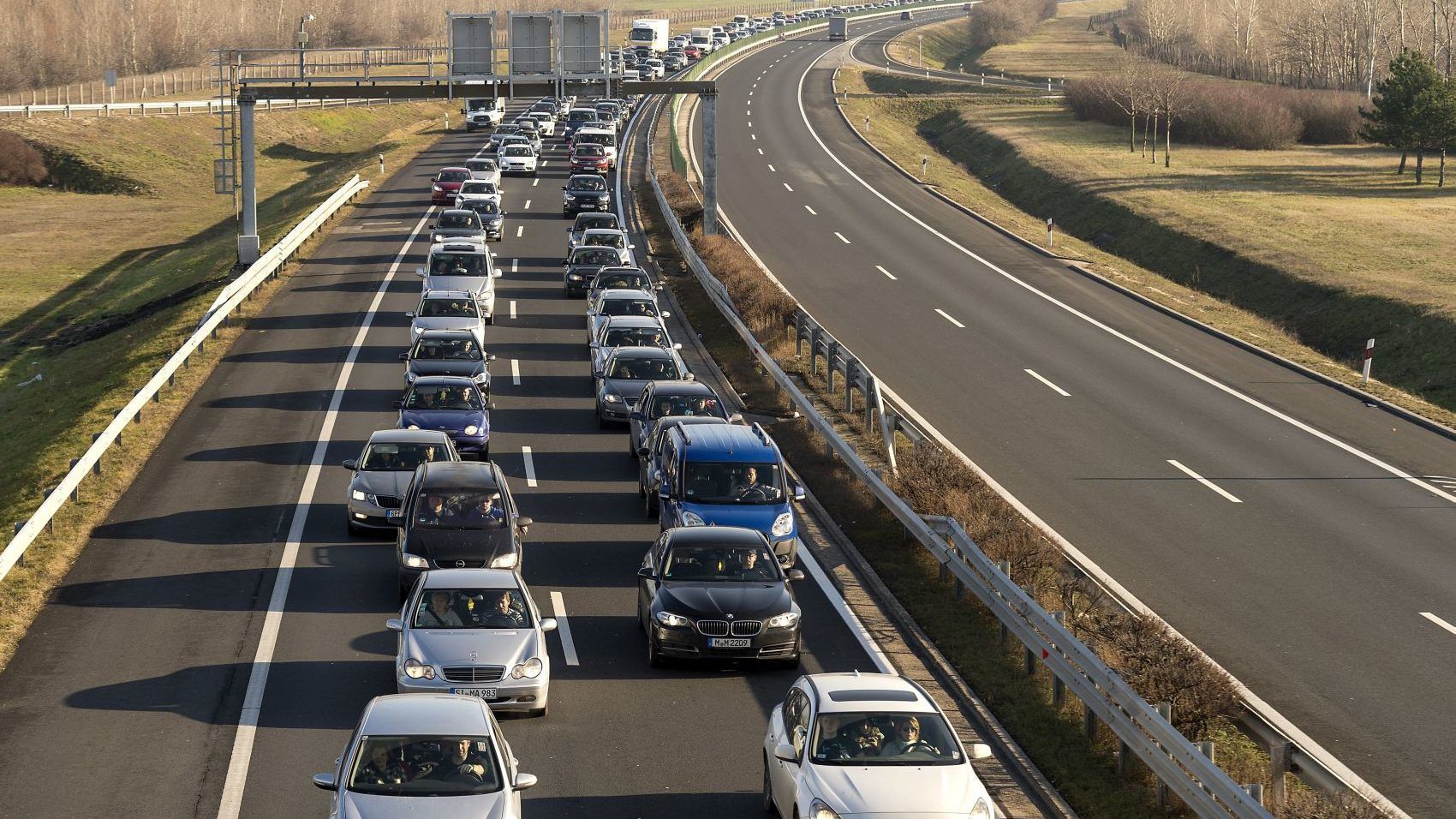 Három autó és egy busz ütközött az M7-esen, többkilométeres dugó