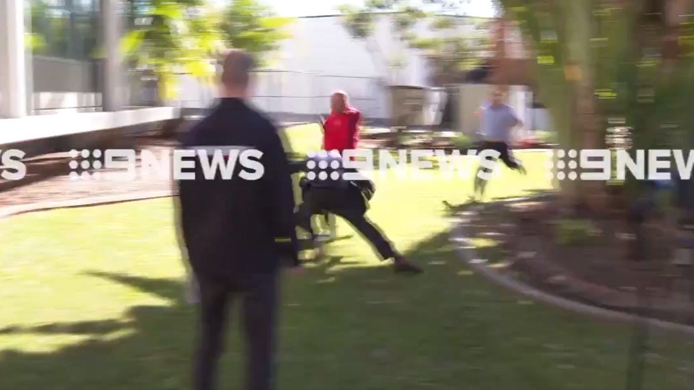 Sajtótájékoztató közben tepert le egy ausztrál rendőr egy menekülő magyar férfit