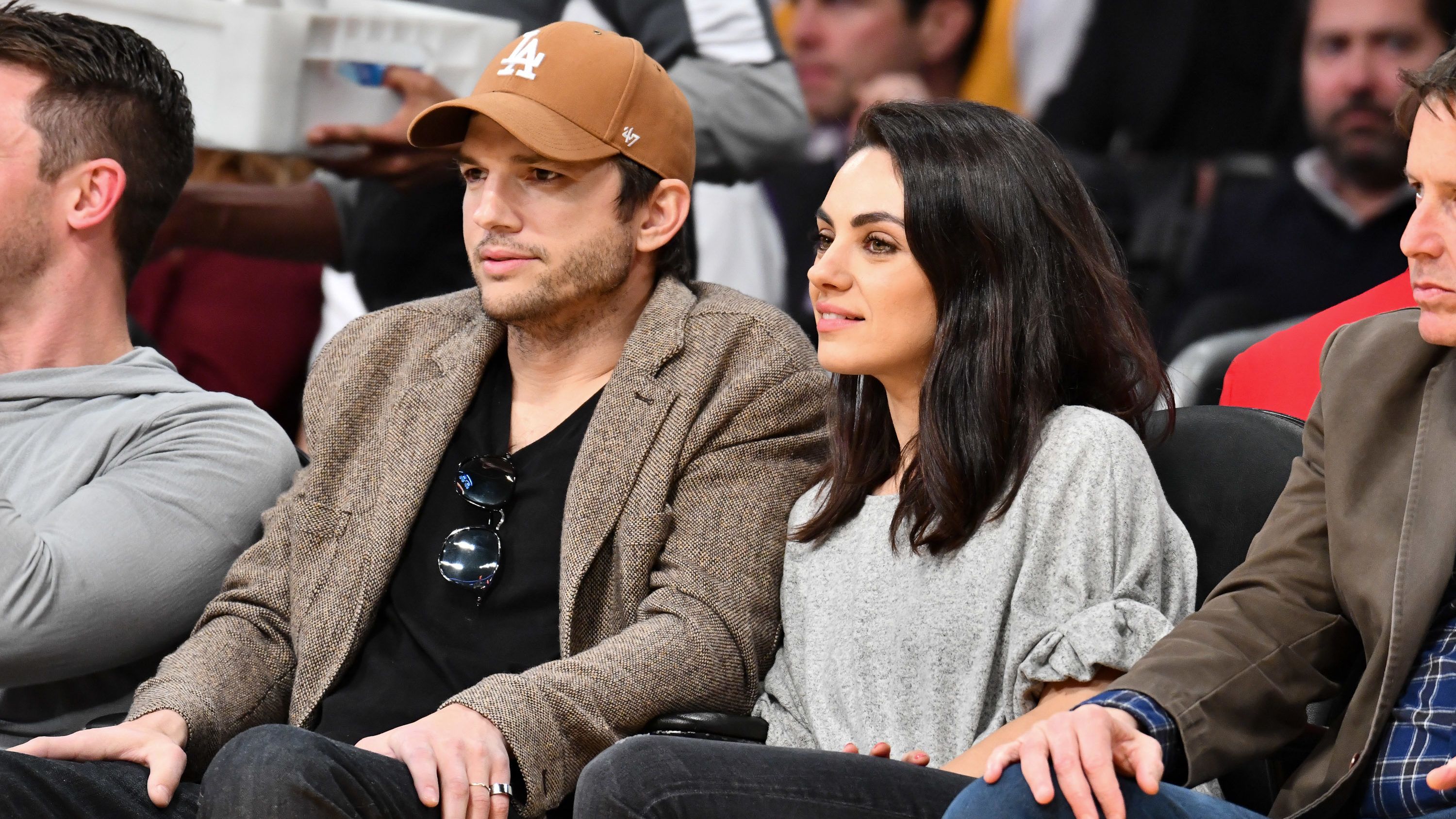 Mila Kunis és Ashton Kutcher vicces videóban cikizi a szakításukról szóló címlapot