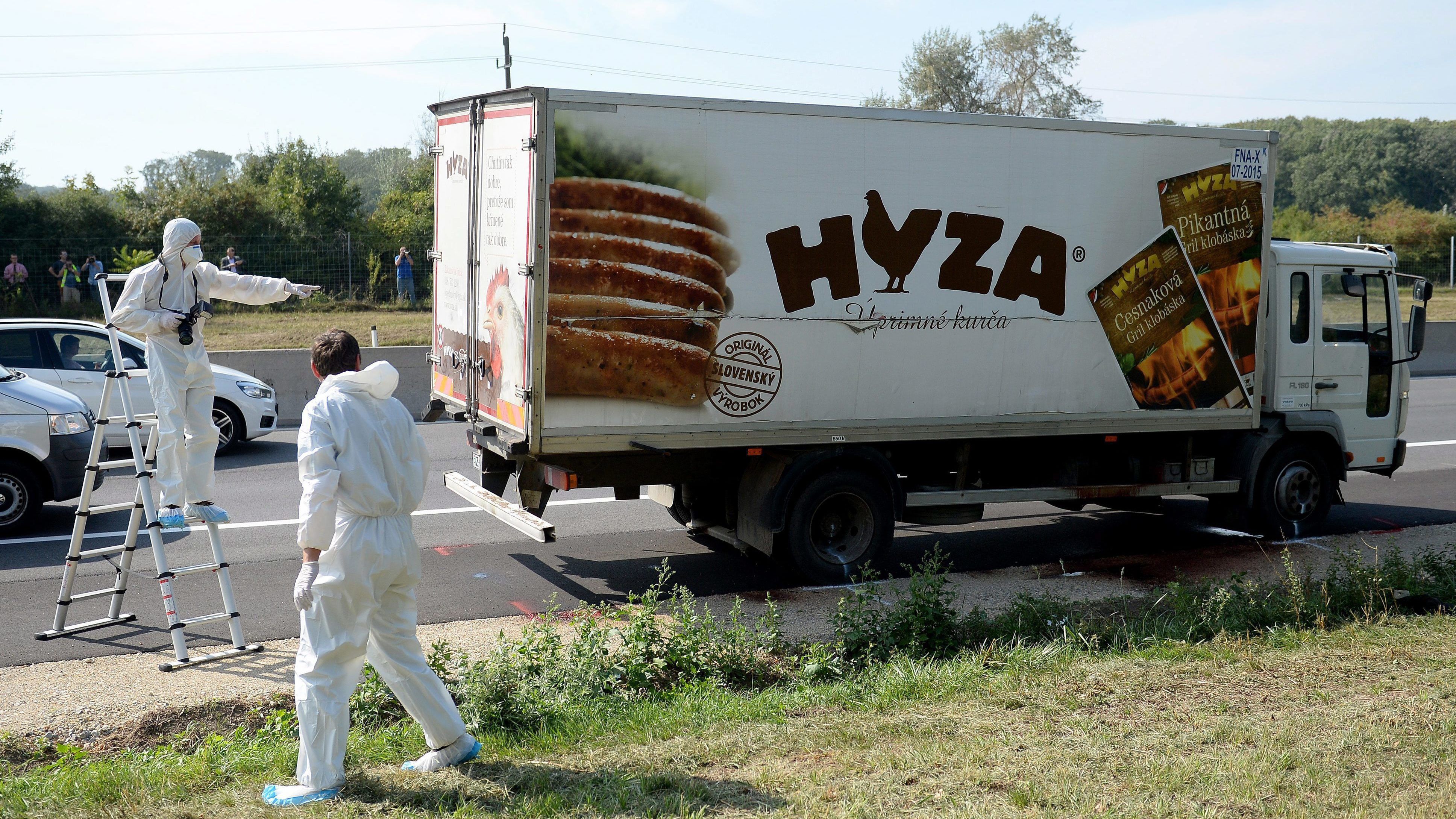 Életfogytiglani büntetéseket osztottak a halálkamion ügyében