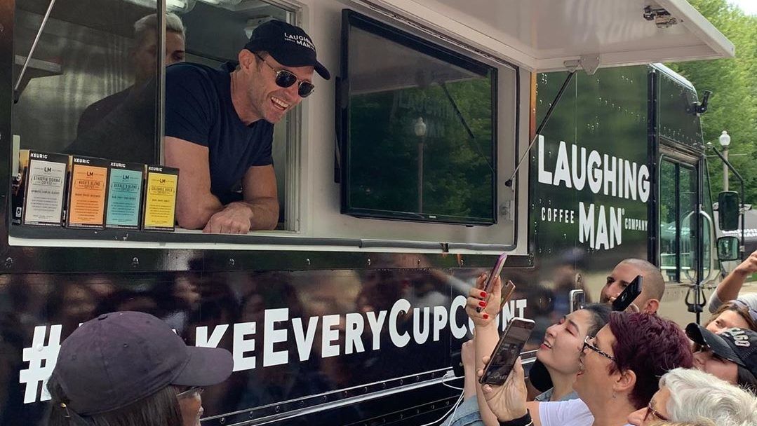 Aki nem kávézik, még az is kérne, ha Hugh Jackman így kínálná egy furgonból
