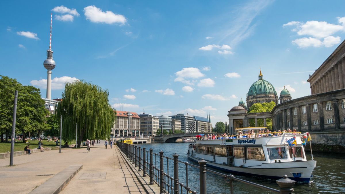 Sétahajóra pisilt egy férfi egy berlini hídról: többen kórházba kerültek