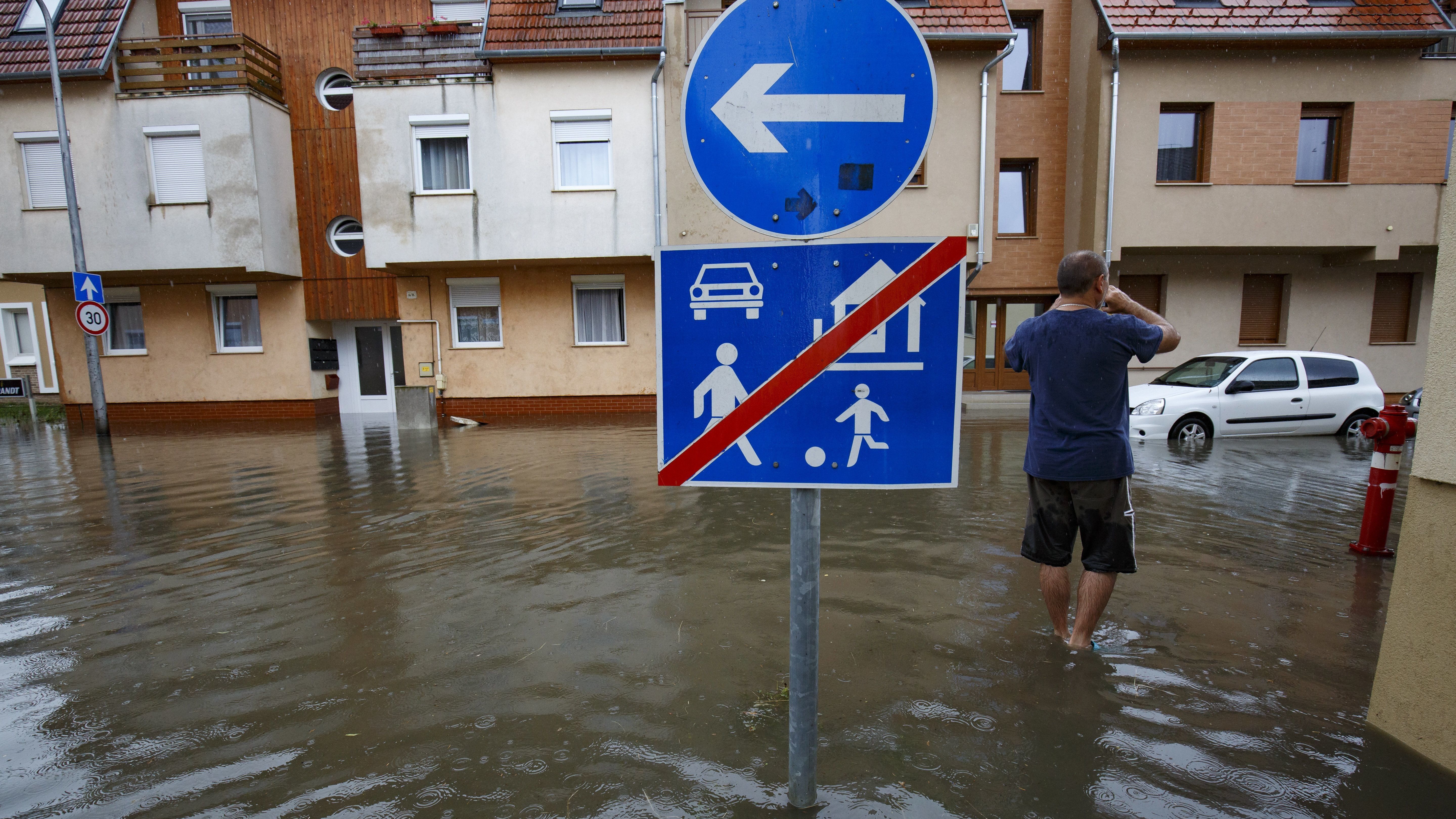 Fotókon, ahogy hömpölyög a víz Nagykanizsa utcáin a felhőszakadás után