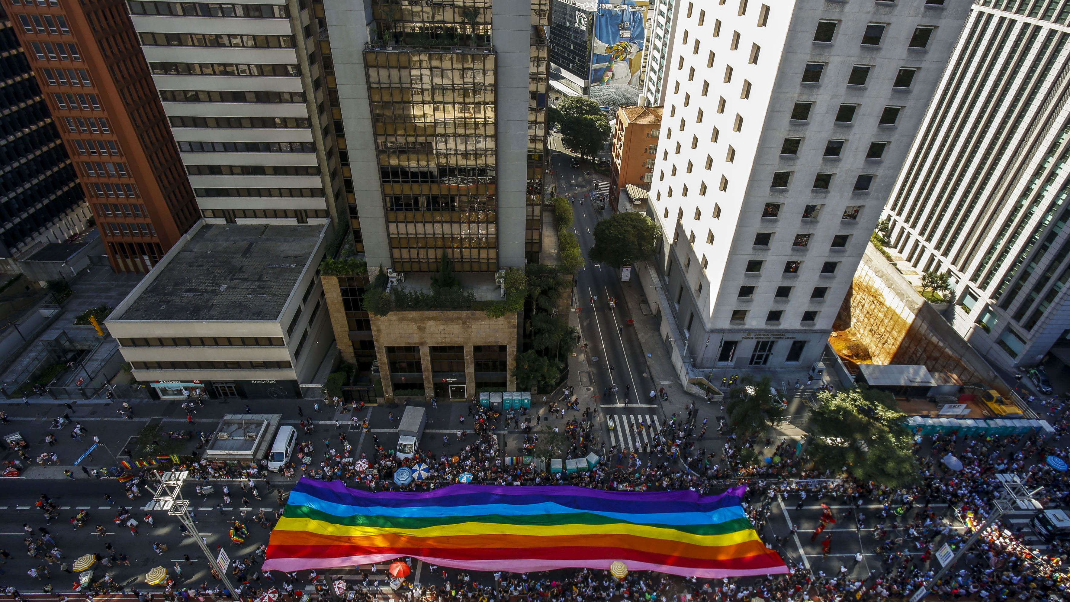 Százezrek tüntettek „a büszke homofób” elnök ellen a Sao Pauló-i melegfelvonuláson