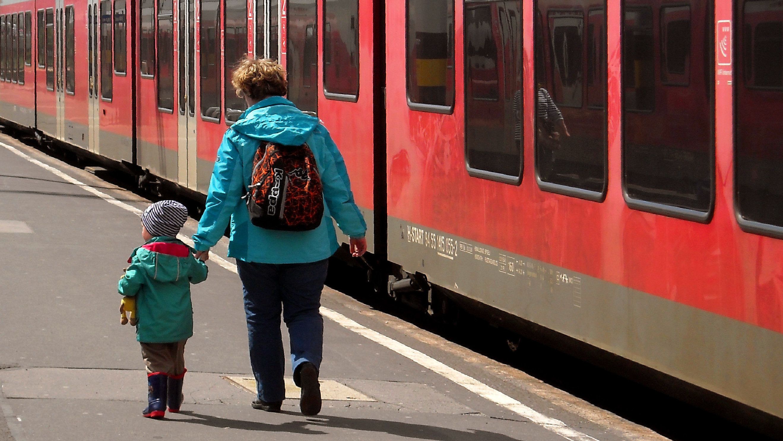 Vonatozás helyett gyalogtúrát szervezett hétfő reggel a MÁV