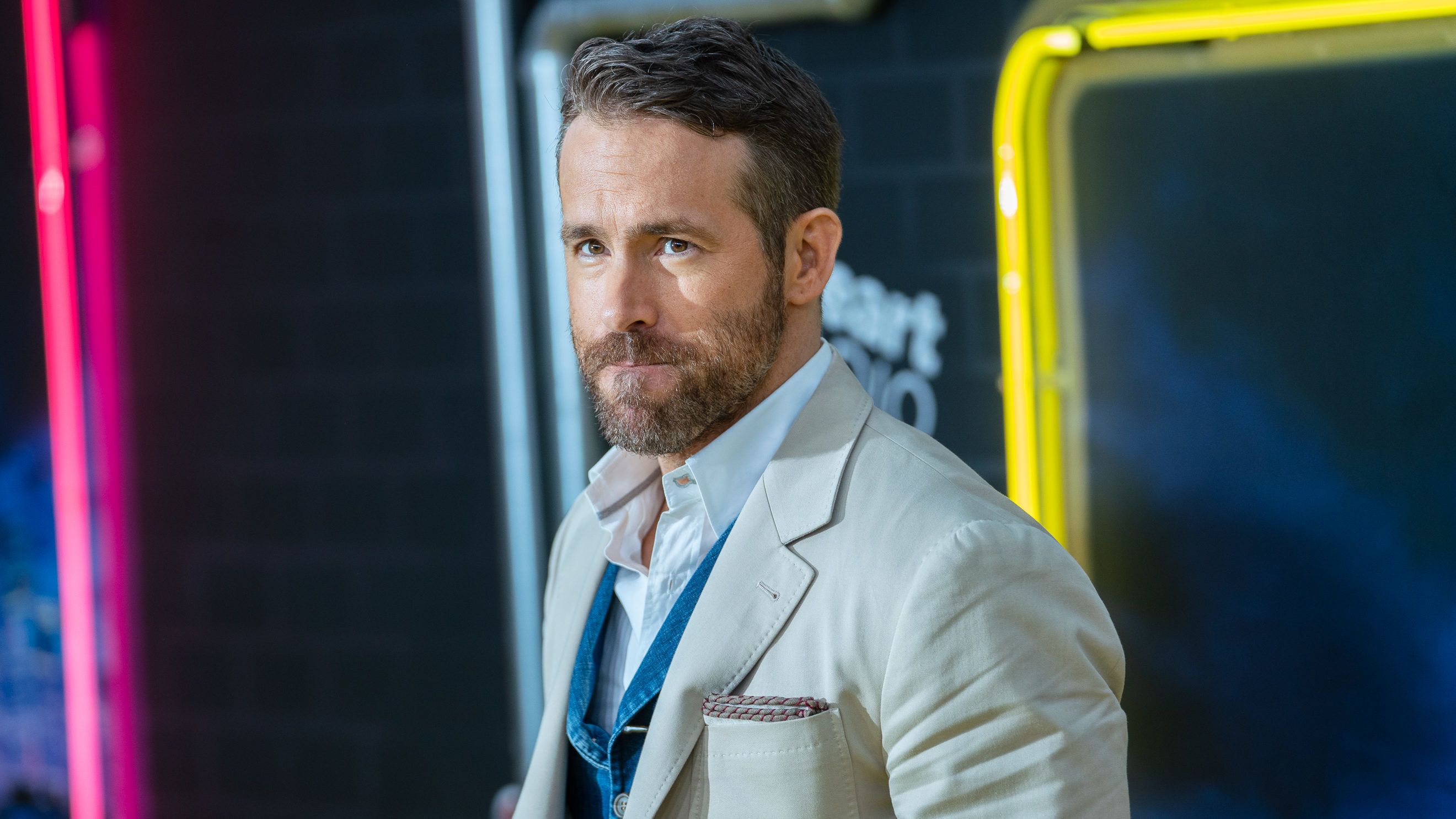 Ryan Reynolds írt egy öt csillagos értékelést saját ginjéhez, de lebuktatta magát