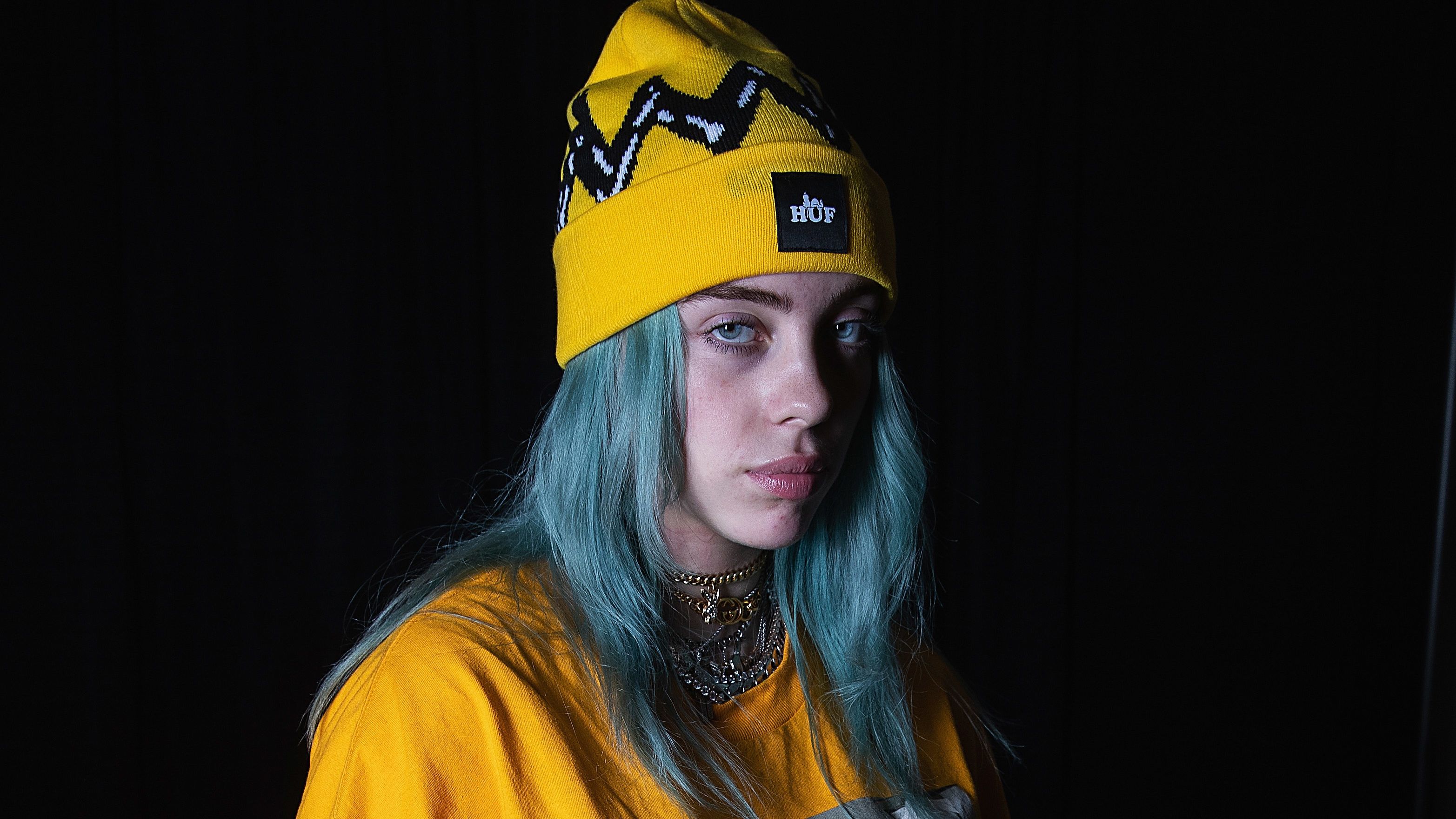 Billie Eilish egyszer nem viselt zárt bő ruhát és az internet rögtön szexualizálta