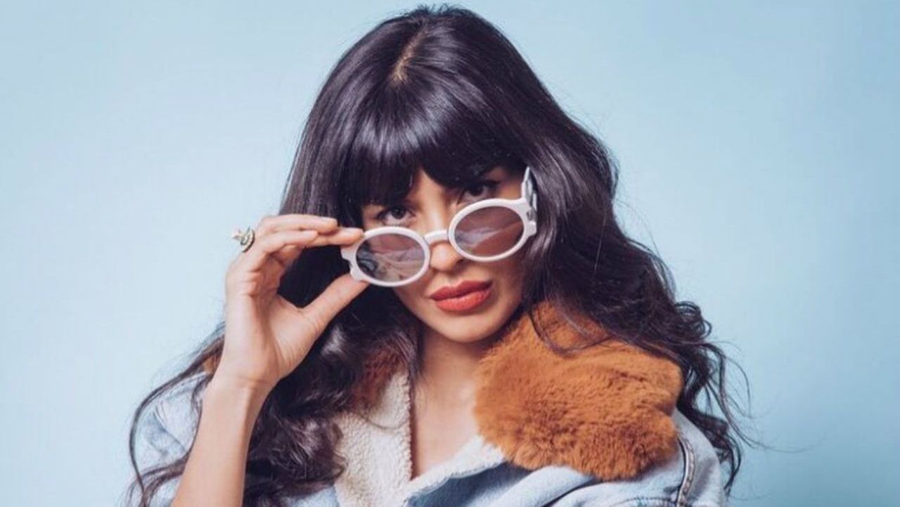 Jameela Jamil megint beszólt Kardashiannak, most a testalapozója miatt