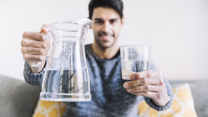 Ez a 8 dolog történik a testedben, ha reggel éhgyomorra vizet iszol