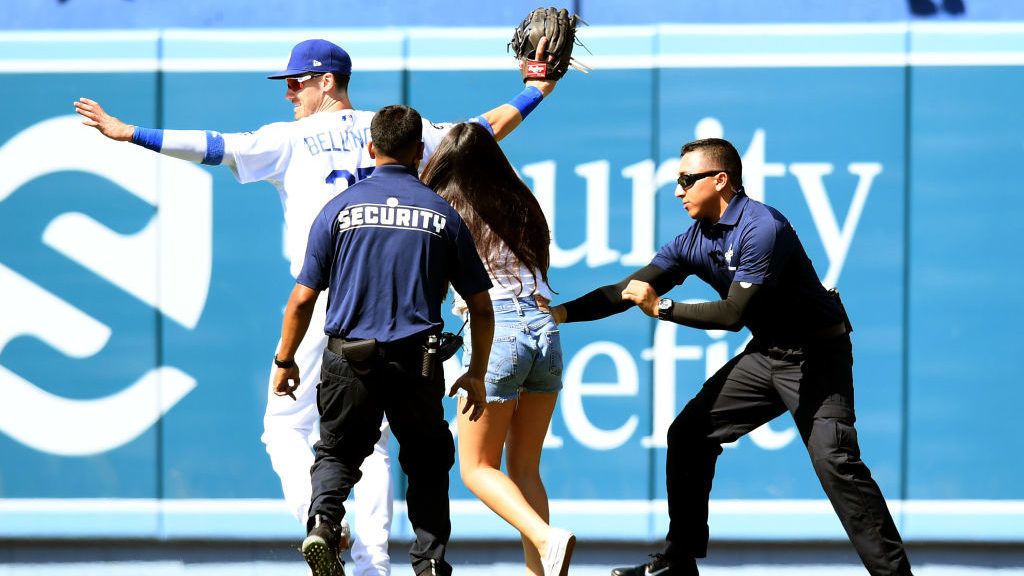 Az amerikai nők hobbija lett beszaladni a pályára és megölelni egy baseballost