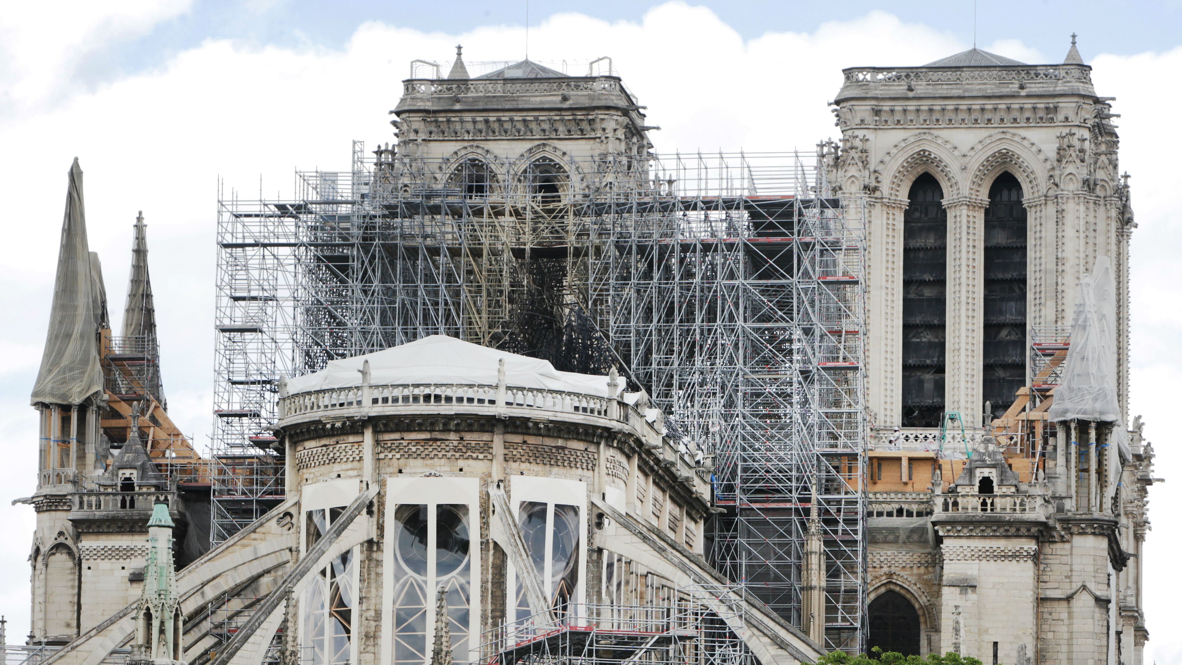 Eldobott cigaretta vagy meghibásodott elektromos rendszer miatt gyulladhatott ki a Notre-Dame