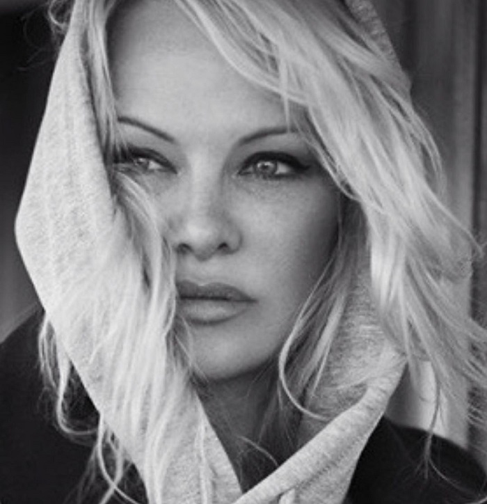 “Egy szörnyeteg” – Kiakadt Pamela Anderson, amikor megtudta 18 éves pasija mindvégig megcsalta