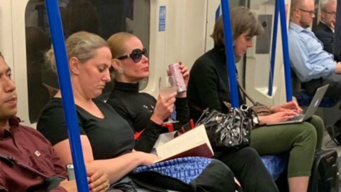 Stílusikon lett a nőből, aki boros pohárból piálgatott a londoni metrón