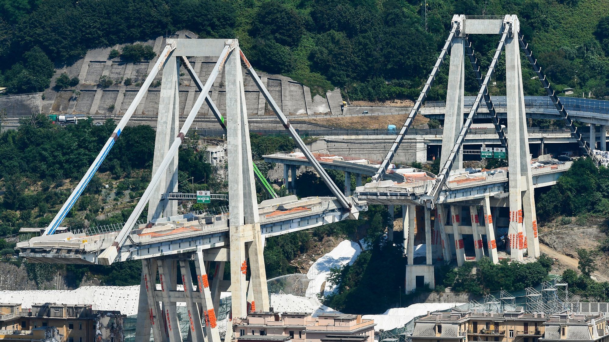 Felrobbantják a leomlott genovai híd maradványát