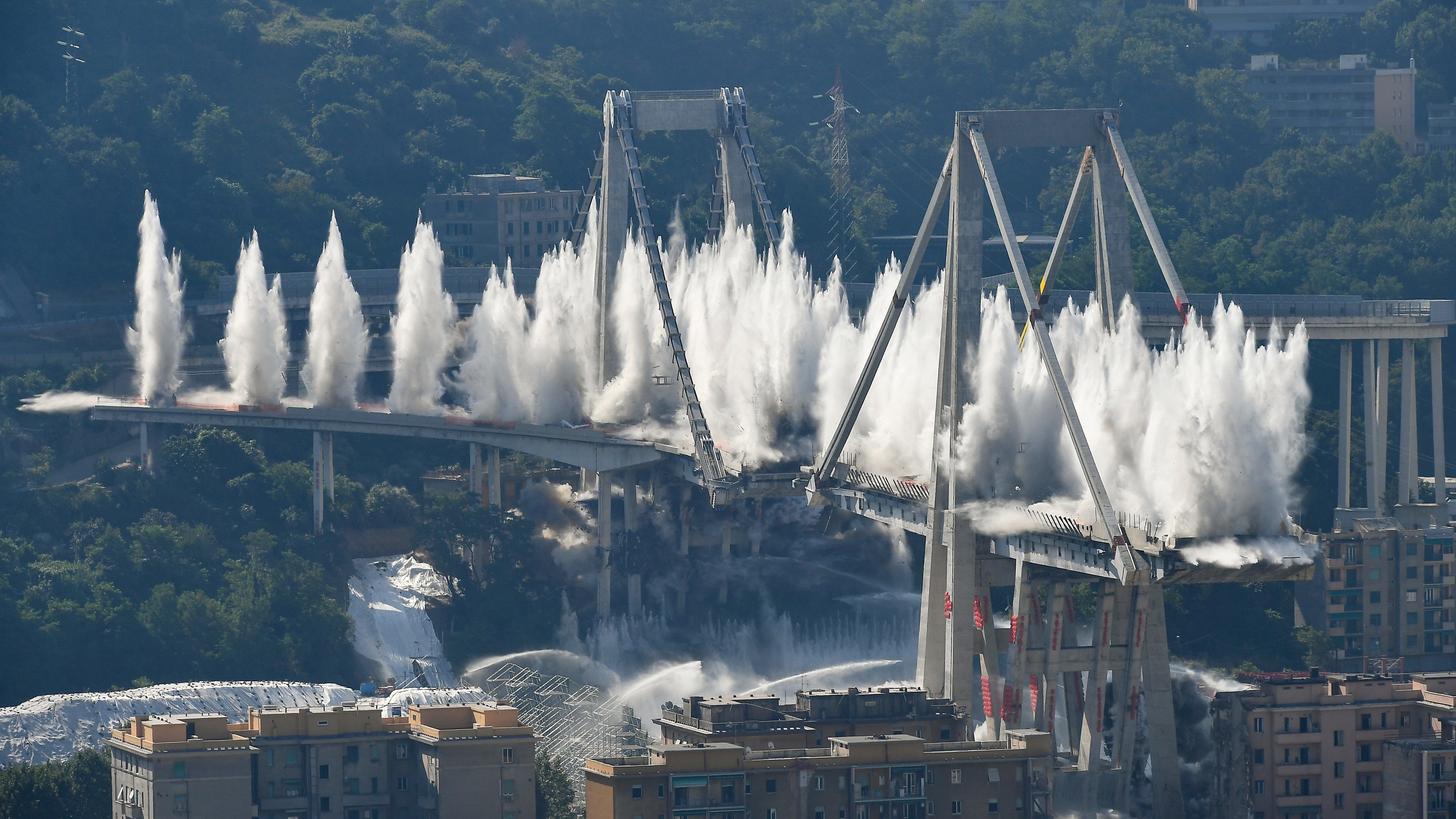 Felrobbantották a leomlott genovai hidat
