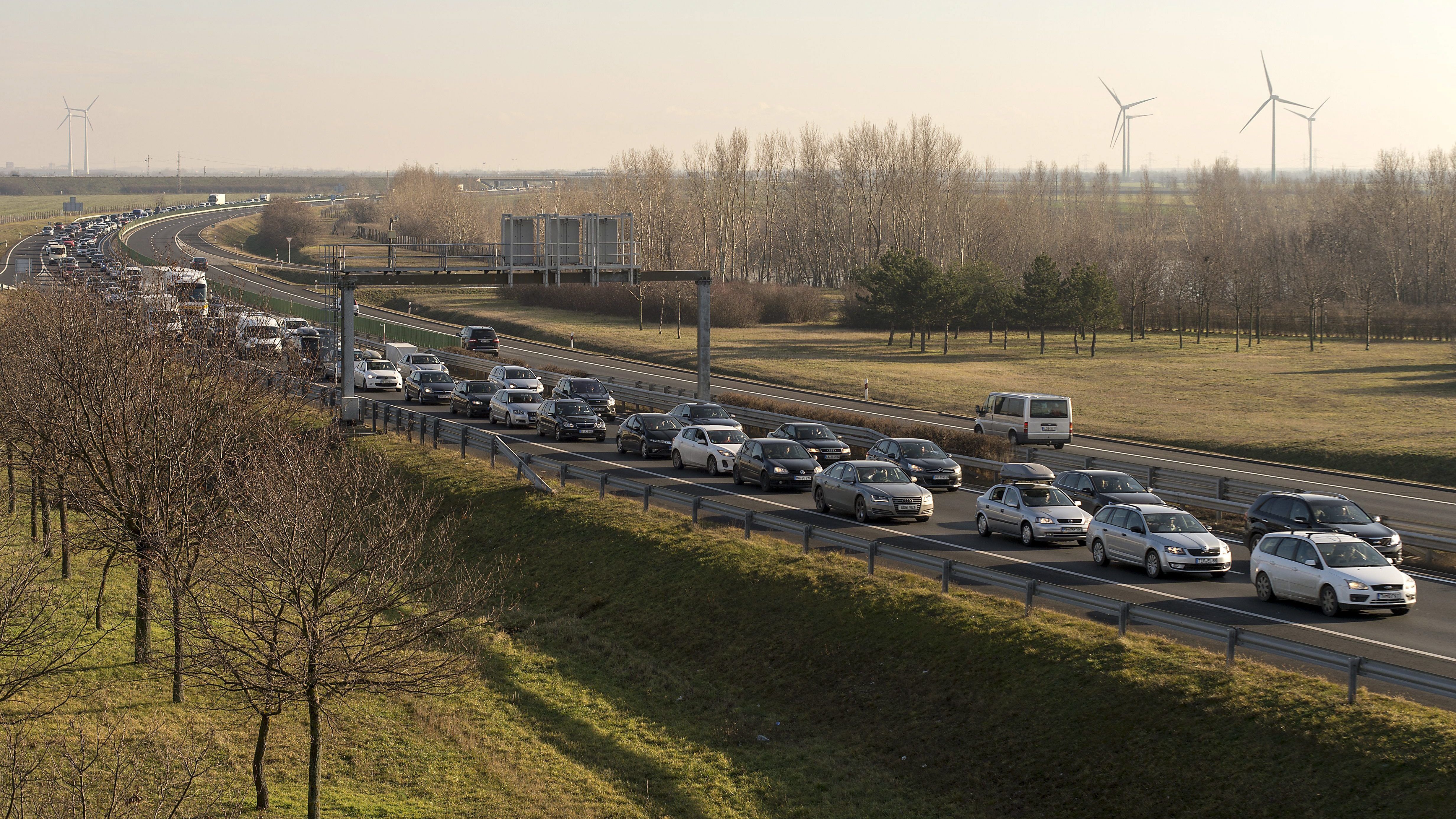 Négyes karambol miatt több kilométeres a dugó az M1-esen