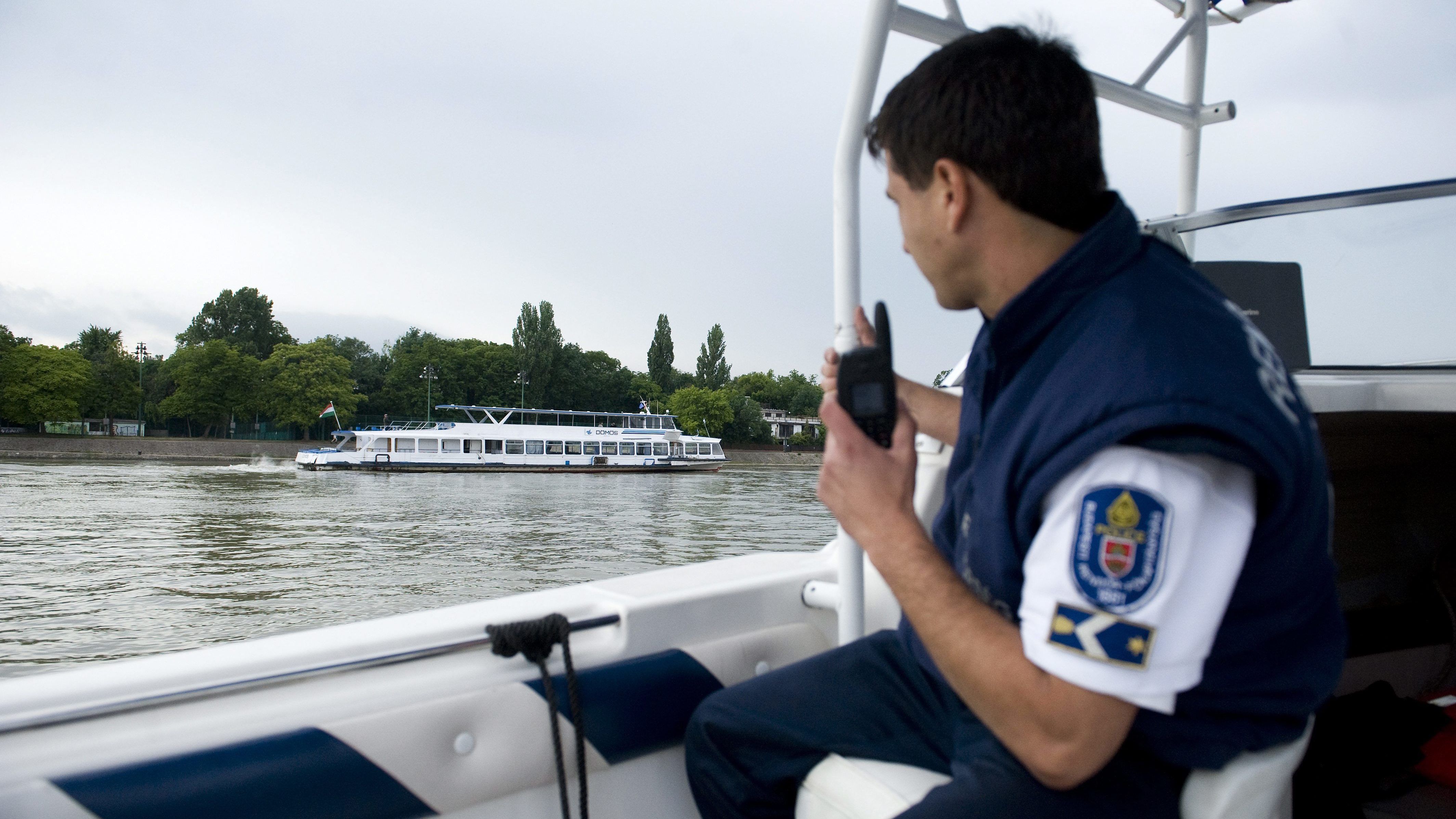 Át akarta úszni a Dunát, a rendőrök mentették ki