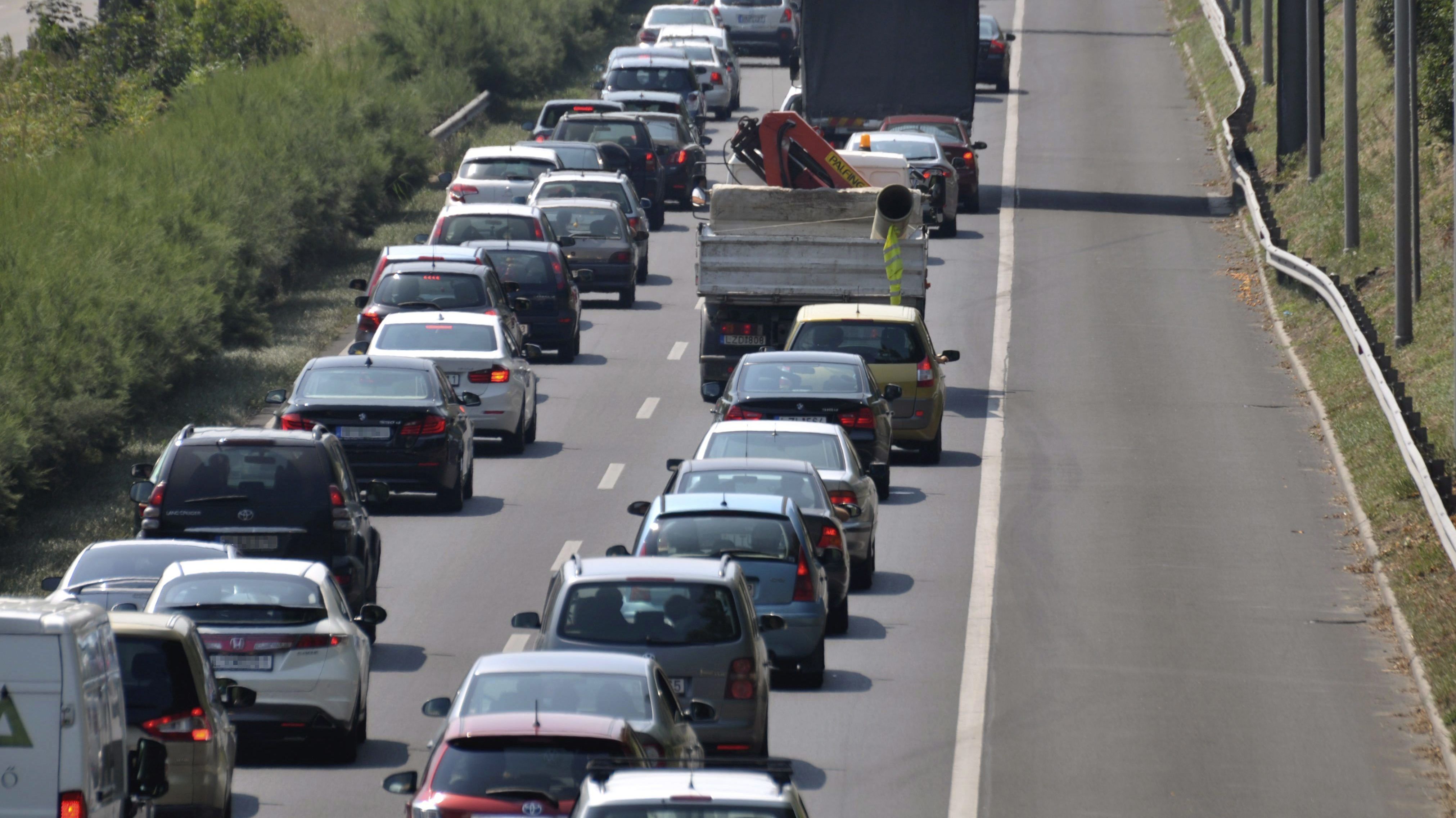 Két kilométeres a dugó az M7-esen a Balaton felé