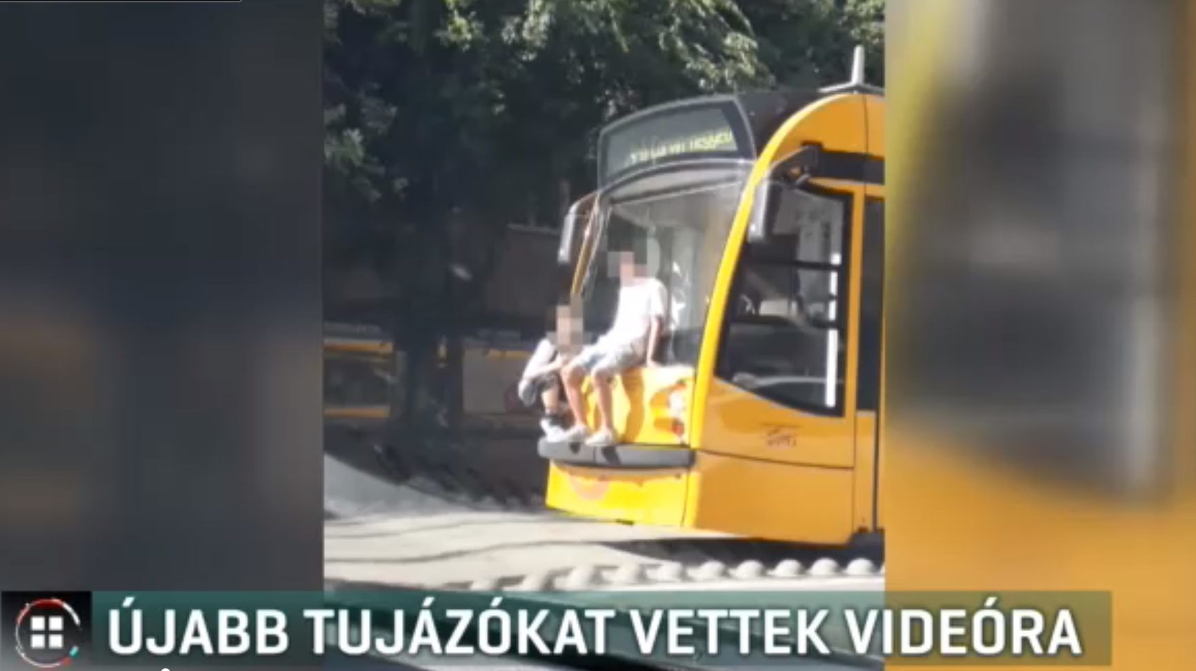 Villamosütközőn utazó „tujázókat” vettek videóra Budapesten