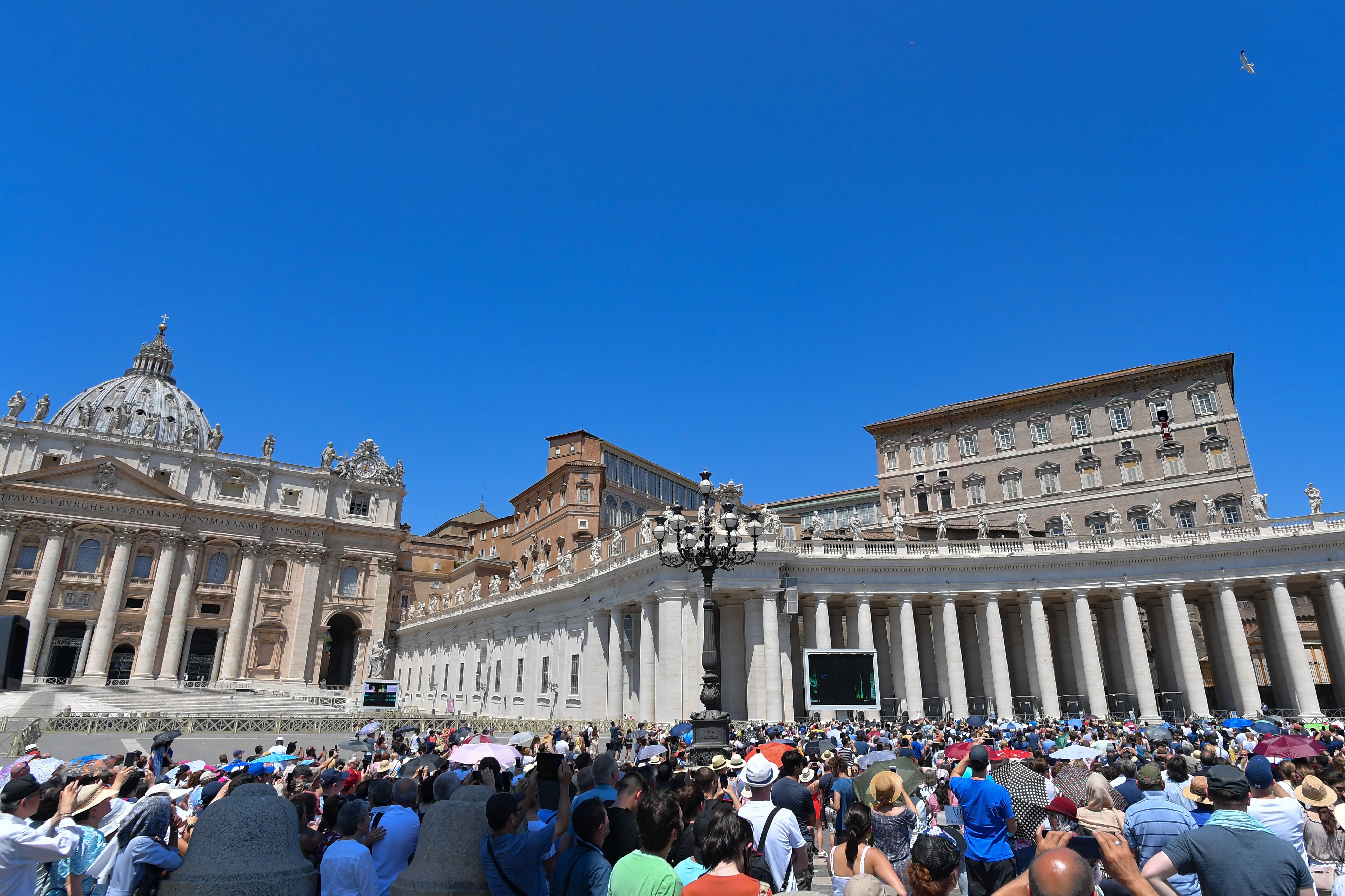 Tiltakozik a Vatikán: nem kötelezhetnek papokat a gyónási titok megszegésére