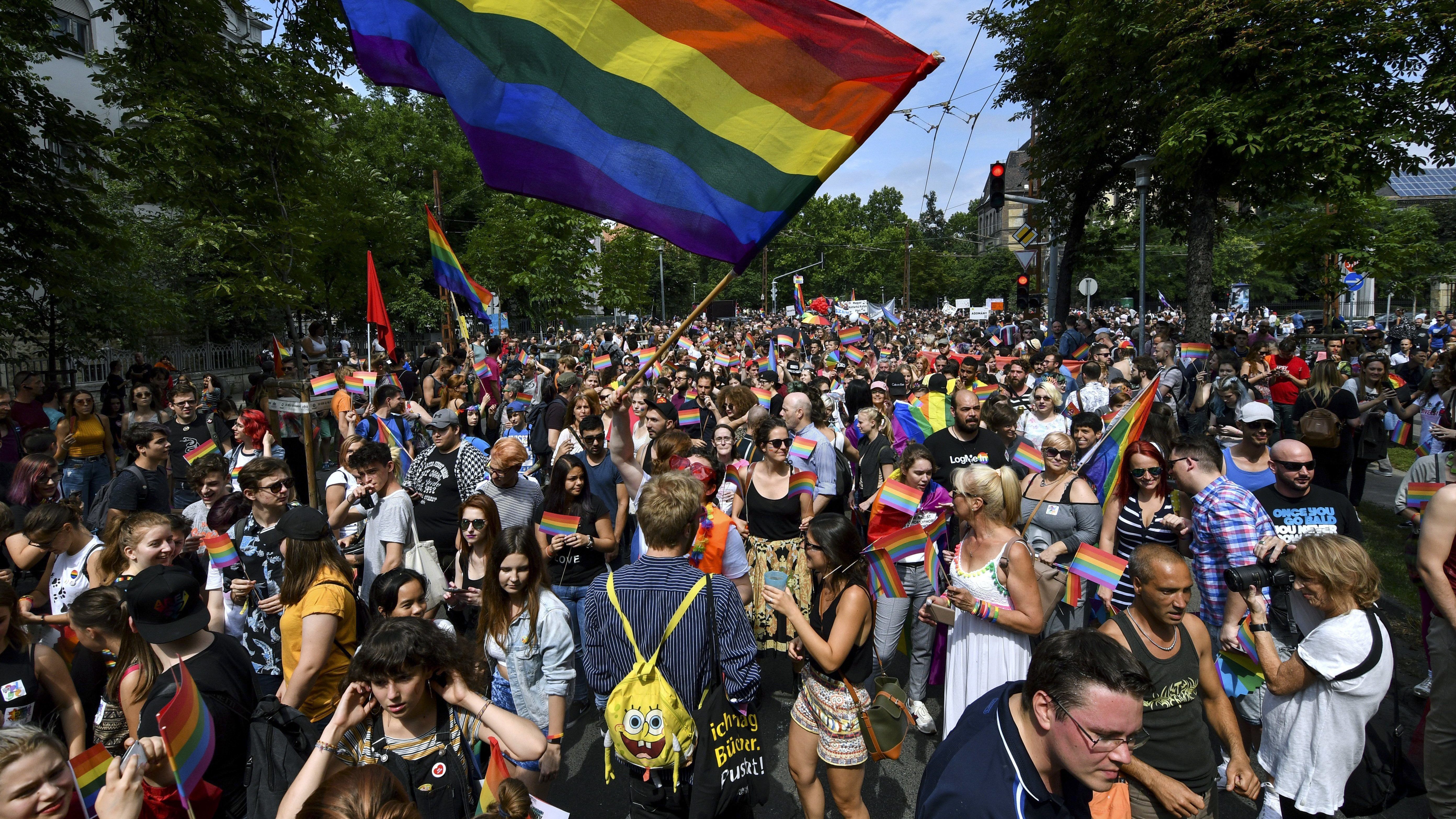 33 ország nagykövetsége áll ki a Budapest Pride mellett