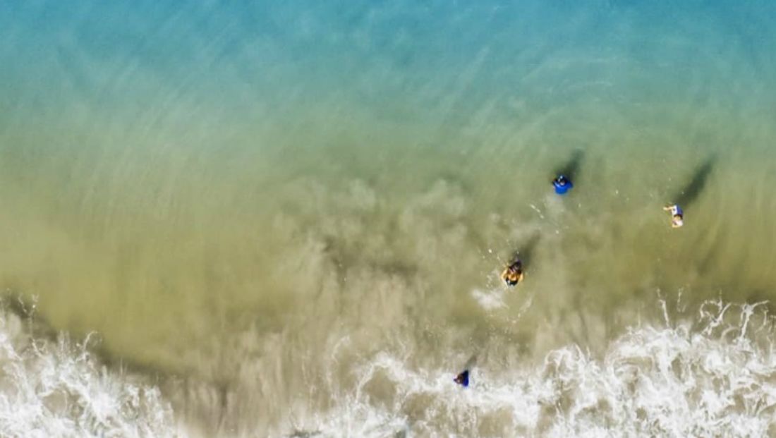 Élete legjobb döntését hozta a fotós apuka, amikor drónnal kezdte videózni strandoló családját