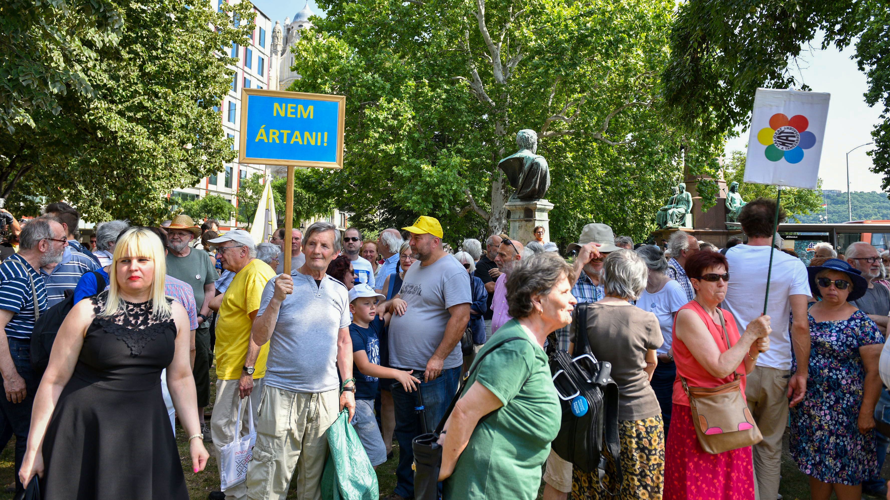 Alig százan tüntetnek az MTA szétverése ellen