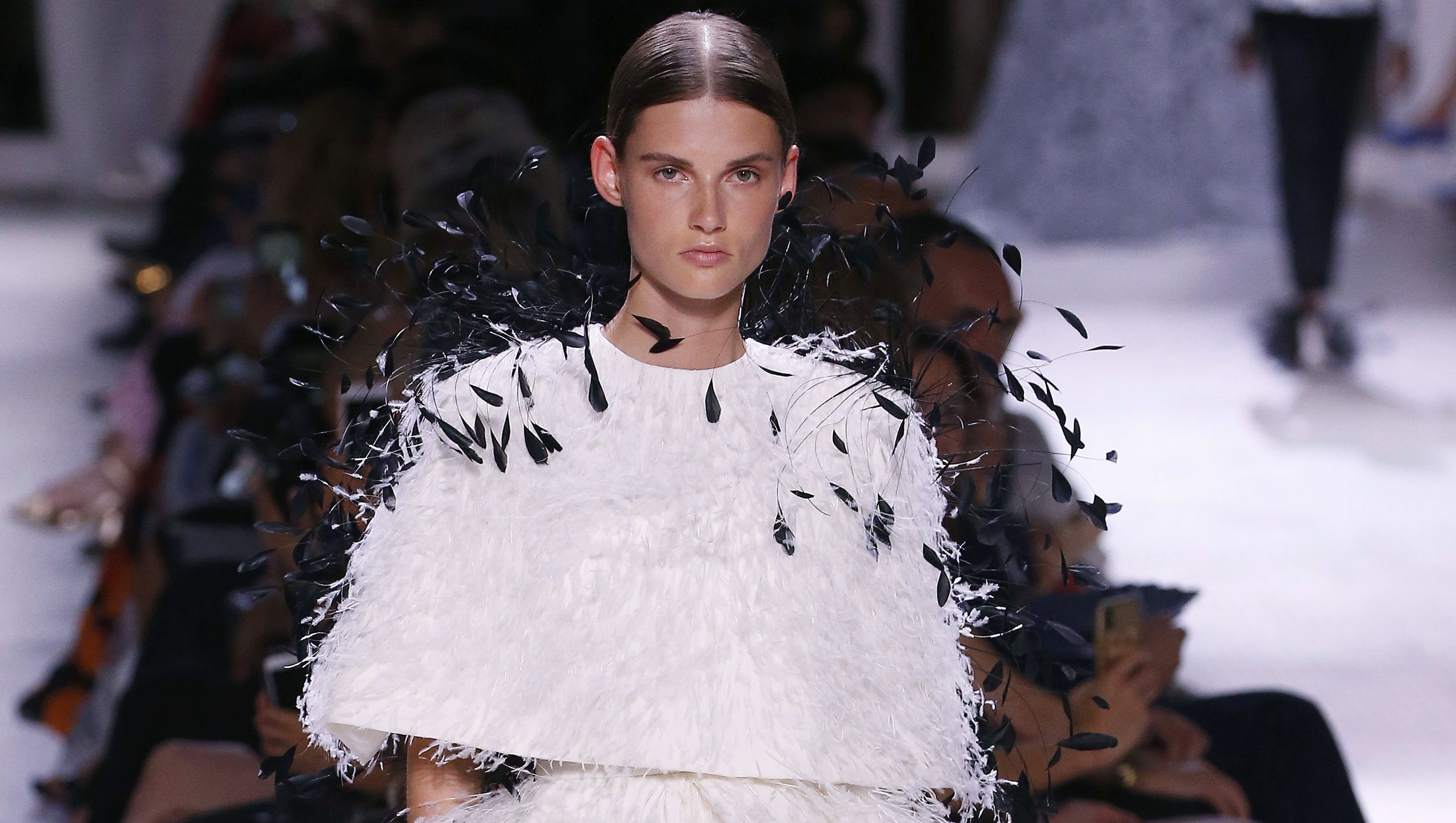 Vajon hány madárnak kellett meghalnia a Givenchy bemutatójáért?