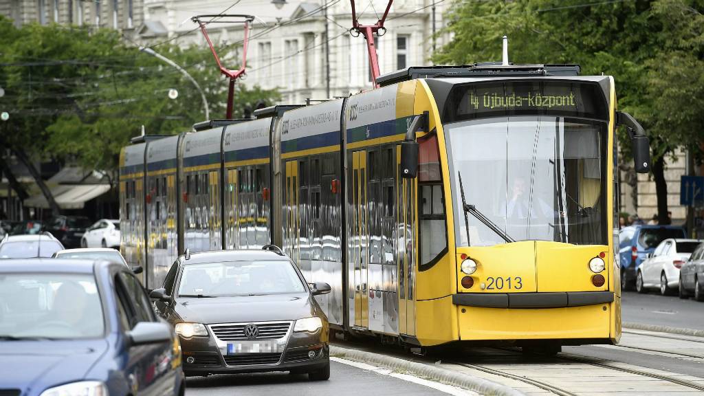 Ha a felújítás nem lett volna elég, egy taxiba is belement a 4-6-os villamos