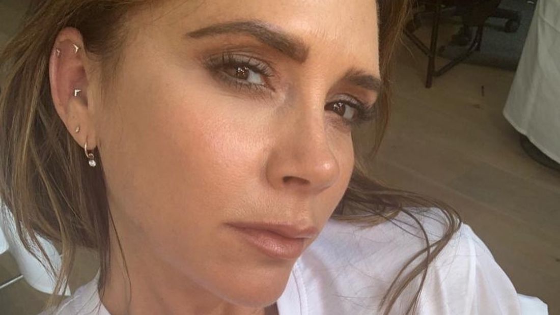 Victoria Beckham gyakorlatilag félmeztelen, de kevesebbet látunk belőle, mint bárkiből az utcán