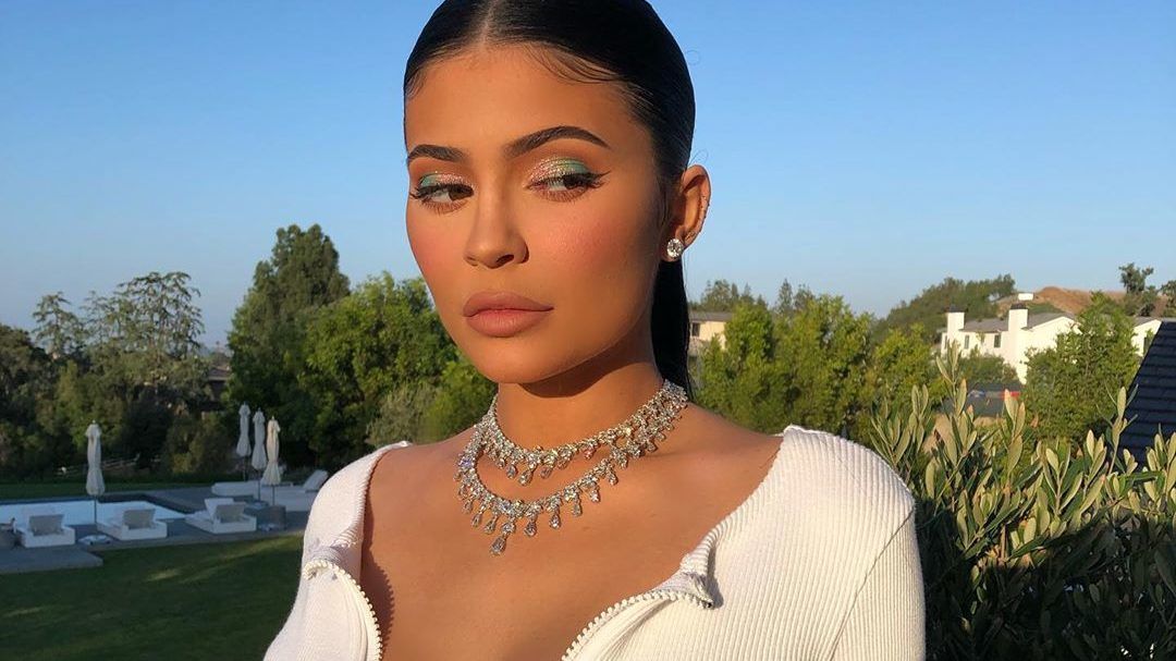 A 21 éves Kylie Jenner úgy érezte, itt az idő megmutatni az összes luxusautóját